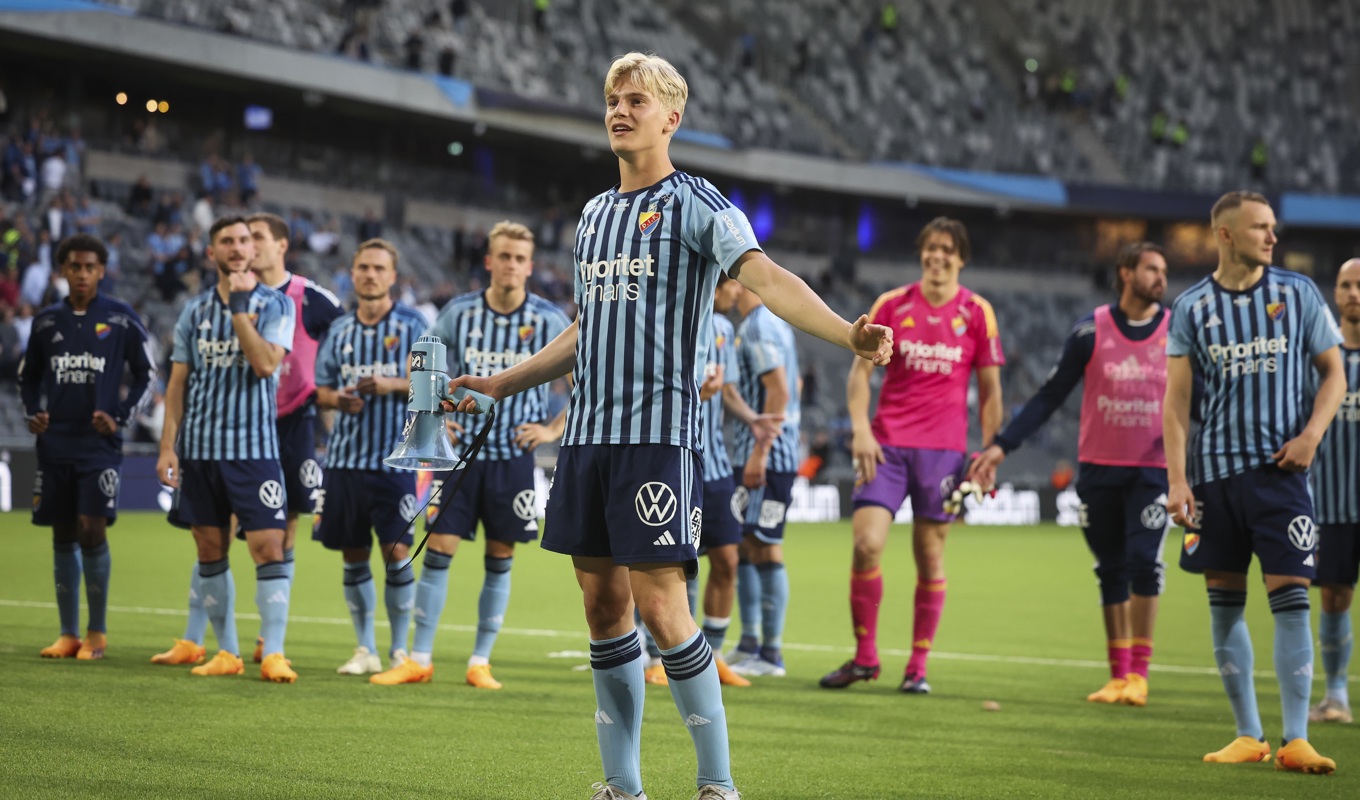 Han är Sveriges hetaste fotbollsspelare. Det är bara en tidsfråga innan Lucas Bergvall är proffs. Barcelona uppges ha lagt ett konkret bud till Djurgården på 4 miljoner euro. Det mesta tyder dock på att prislappen på mittfältaren blir ännu högre. Foto: Nils Petter Nilsson/TT