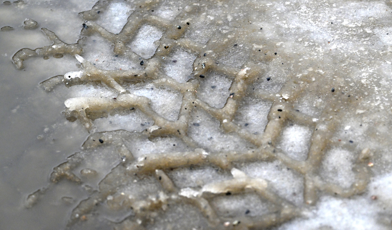 Underlaget för biltrafikanter och gående kan göra det svårt att ta sig fram. Foto: Janerik Henriksson/TT