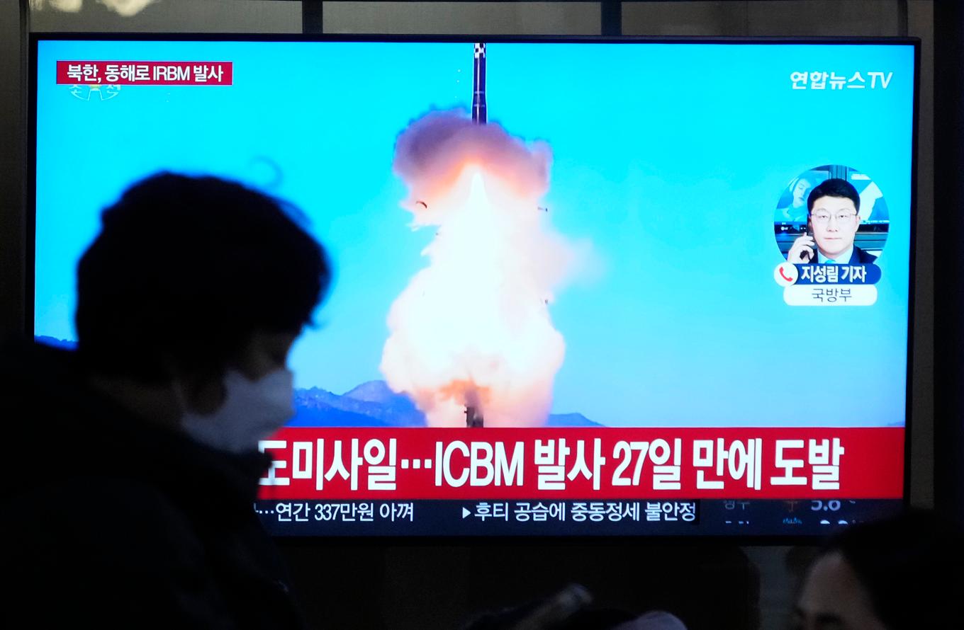 Nordkorea uppges ha avfyrat flera robotar, enligt Sydkoreas militär. På fotot syns en tidigare avfyrning på en tv-skärm i Sydkoreas huvudstad Seoul. Arkivbild. Foto: Ahn Young-joon