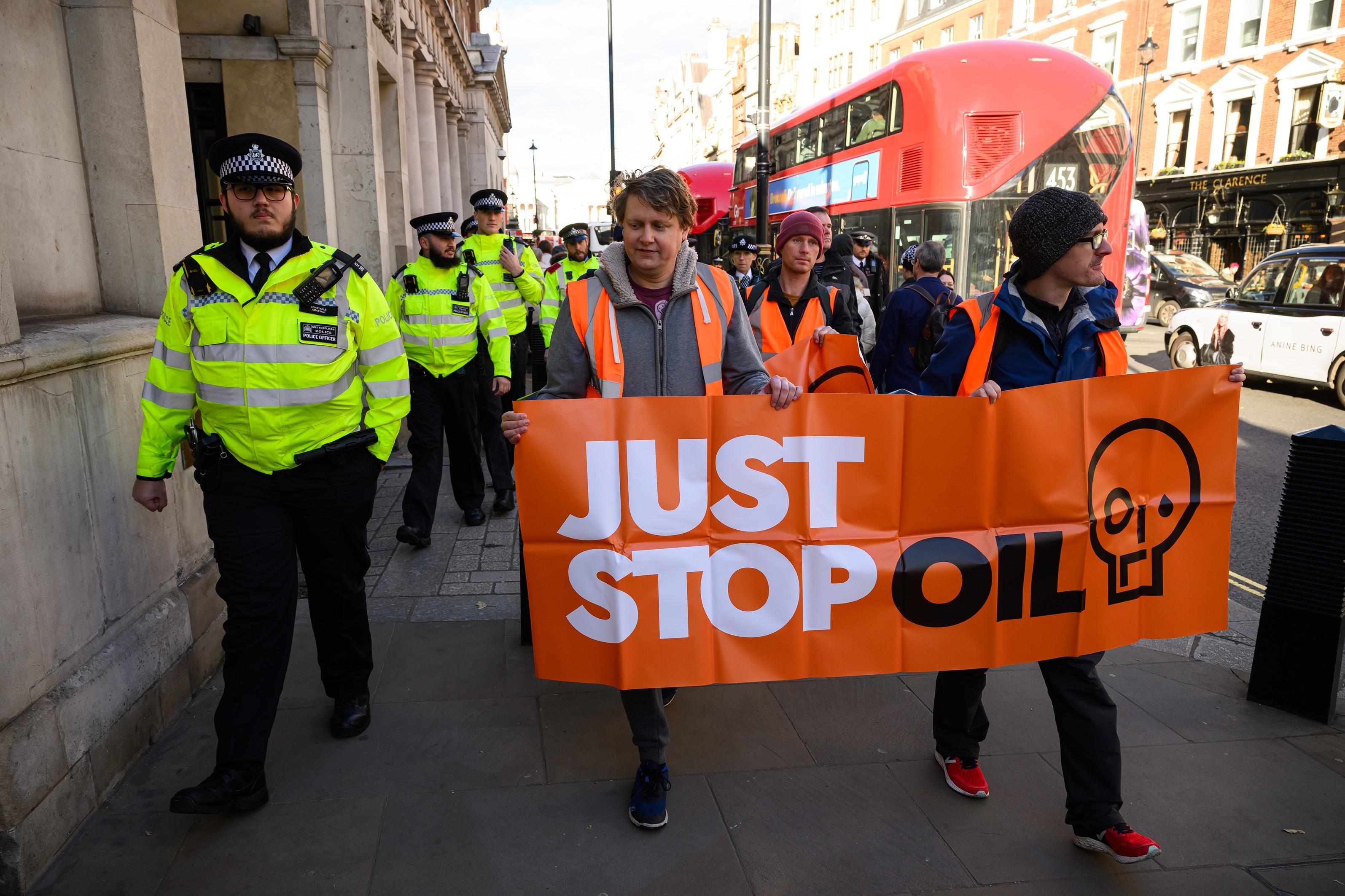 Aktivister från Just Stop Oil i London den 24 november 2023. Foto: Leon Neal/Getty Images