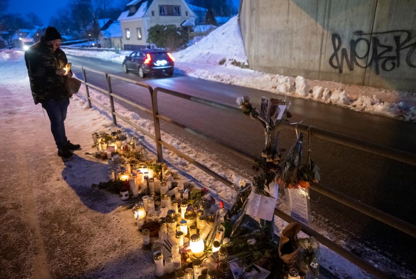 Blommor, ljus och föremål på en minnesplats under en viadukt i Örkelljunga, där en 16-årig pojke dog efter att ha skadats av ett vasst föremål vid ett bråk. Foto: Johan Nilsson/TT