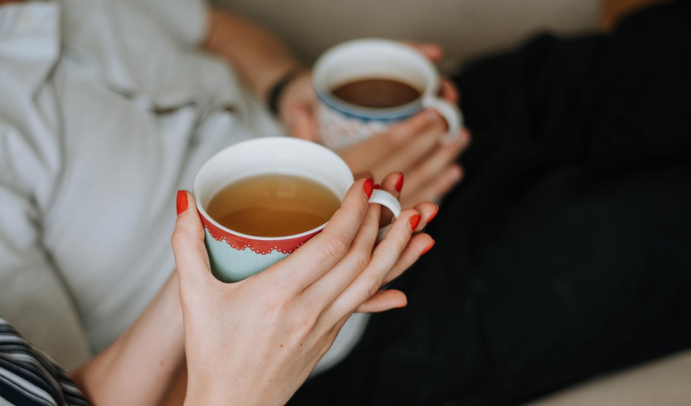 Stressad? Ta en kopp lugnande kamomillte. Foto: Natalia Koroshchenko