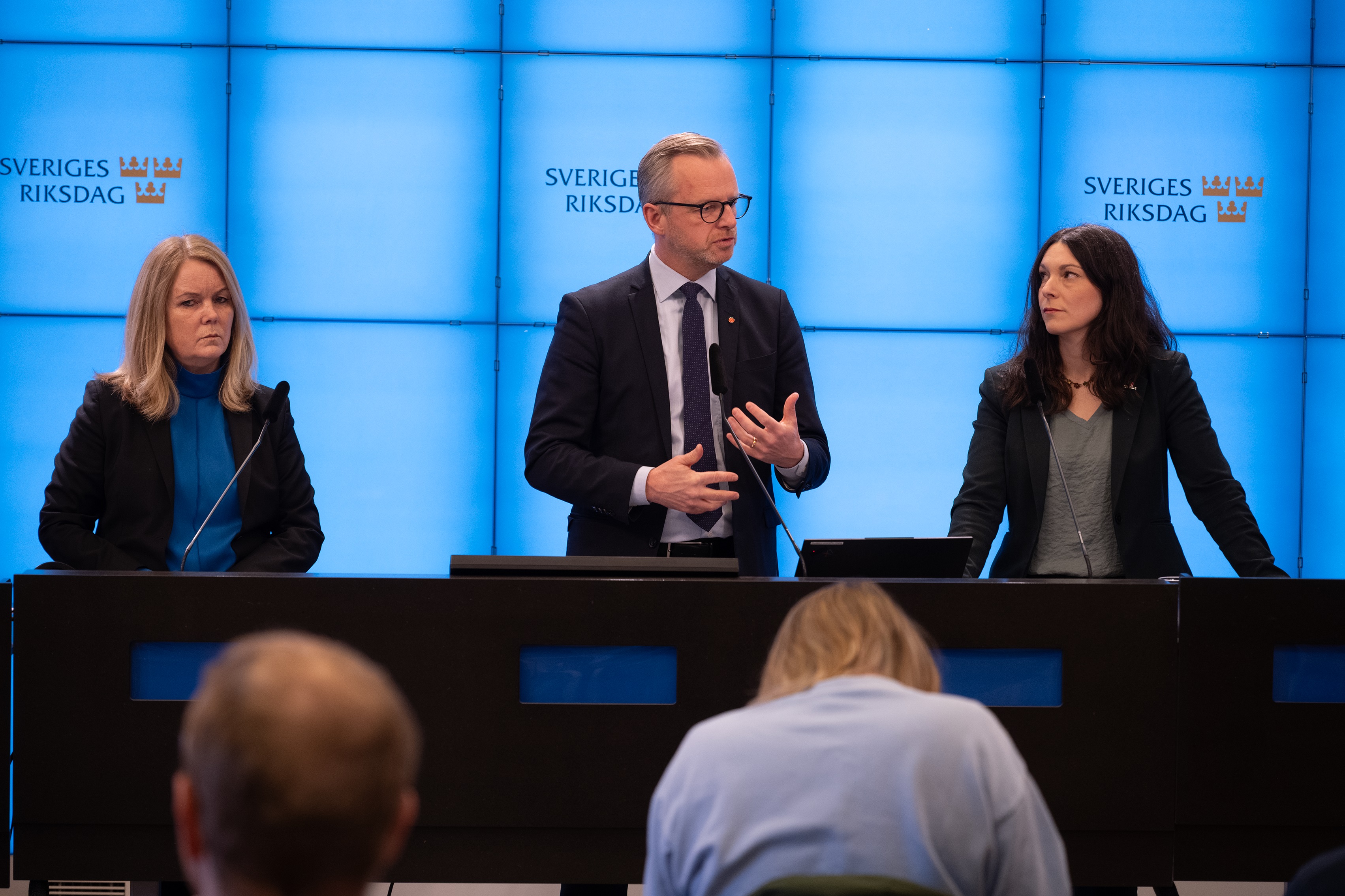 Socialdemokraterna håller pressträff på riksdagen den 5 februari. På bilden ses Jennie Nilsson, bostadspolitisk talesperson, Mikael Damberg, finanspolitisk talesperson och Teresa Carvalho, arbetsmarknadspolitisk talesperson. Foto: Roger Sahlström