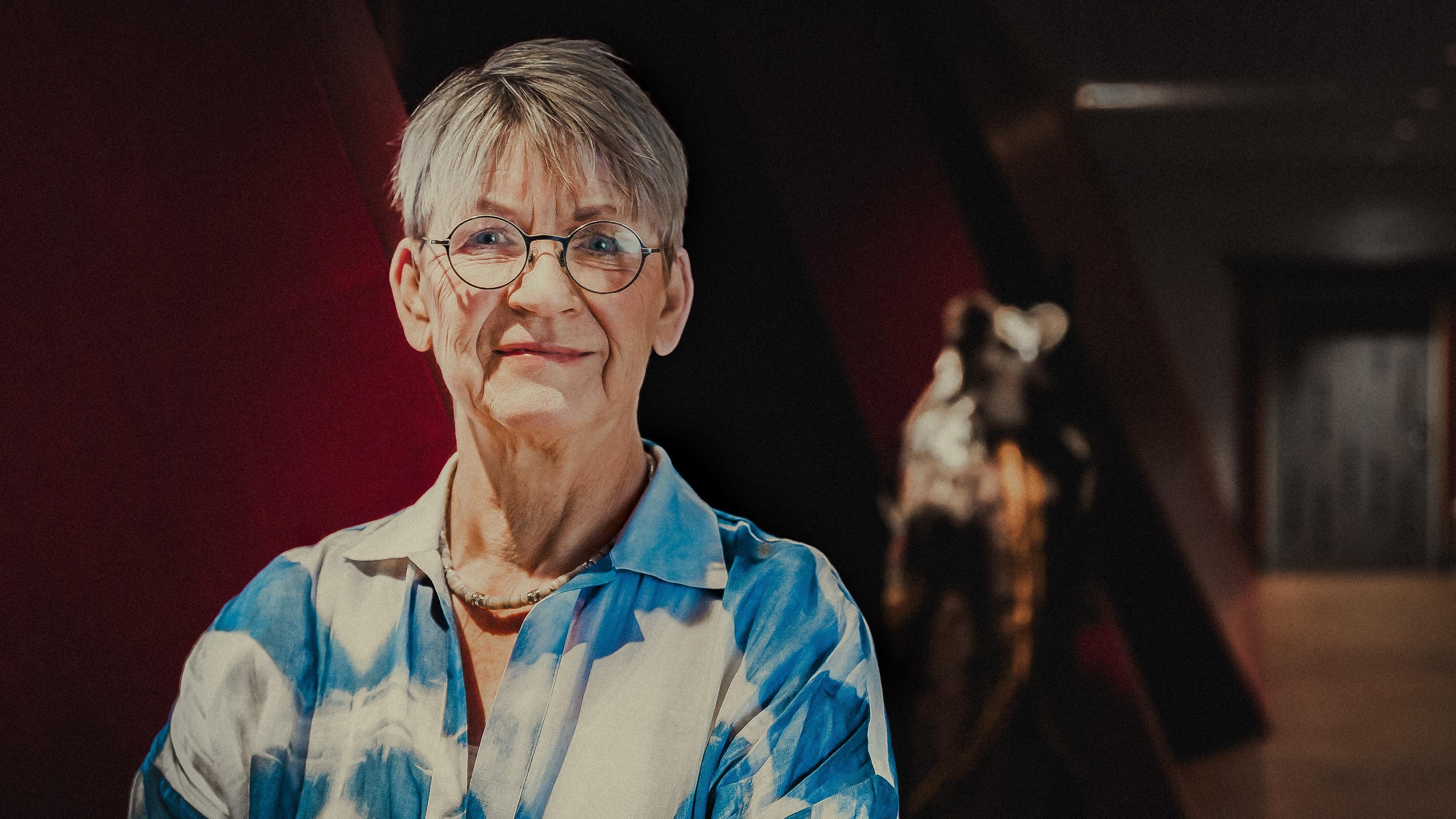 Med sina designade kostymer ger den tidigare prisbelönade Inger Hallström Stinnerbom färg och liv åt Västanå Musik & Teaters föreställningar i Sunne i Värmland. Nu erhåller hon det Stora teaterstipendiet. Foto: Pressbild