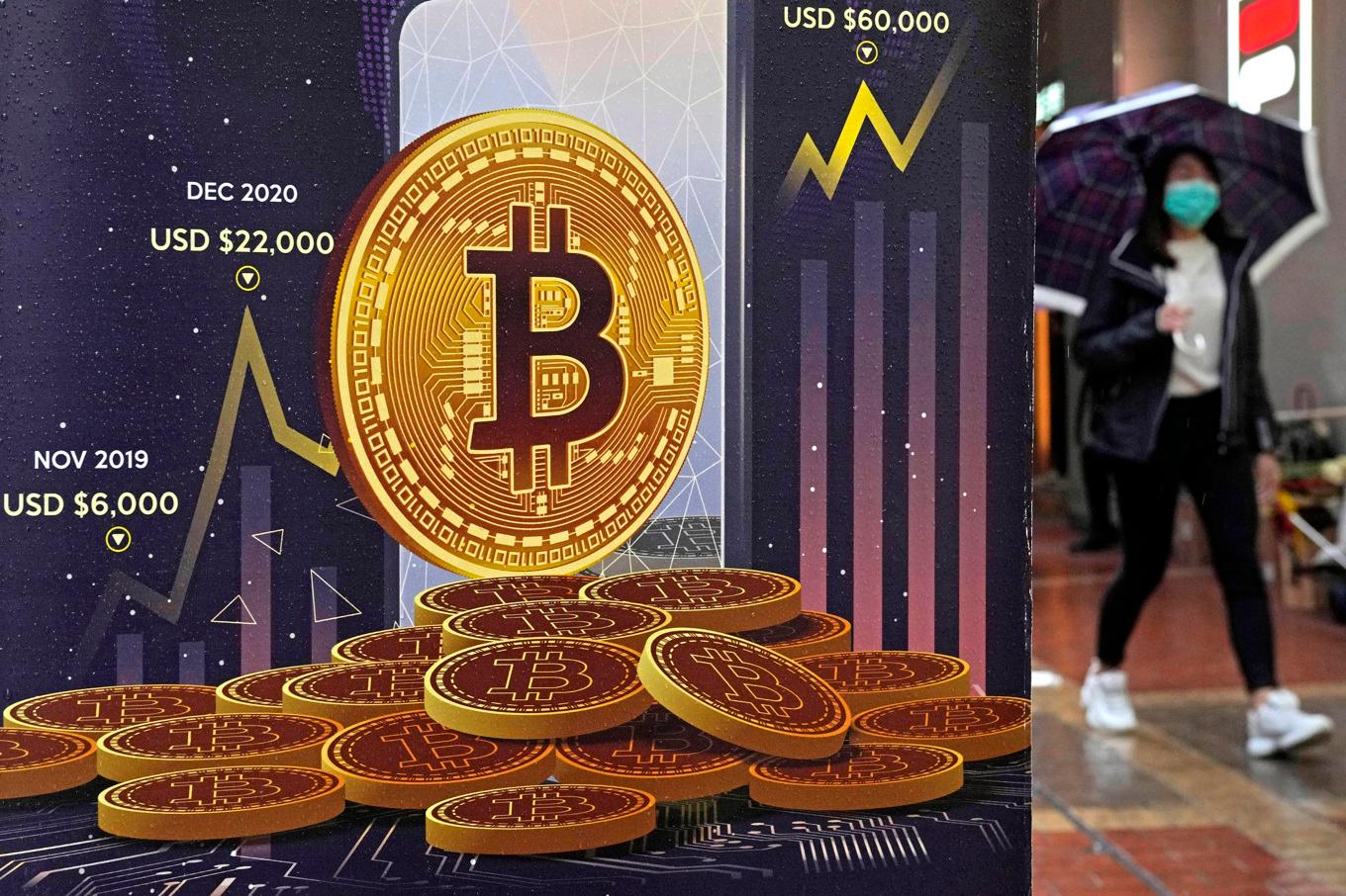 Den digitala kryptovalutan bitcoin har för första gången handlats för över 70|000 dollar. Foto: Kin Cheung/AP/TT