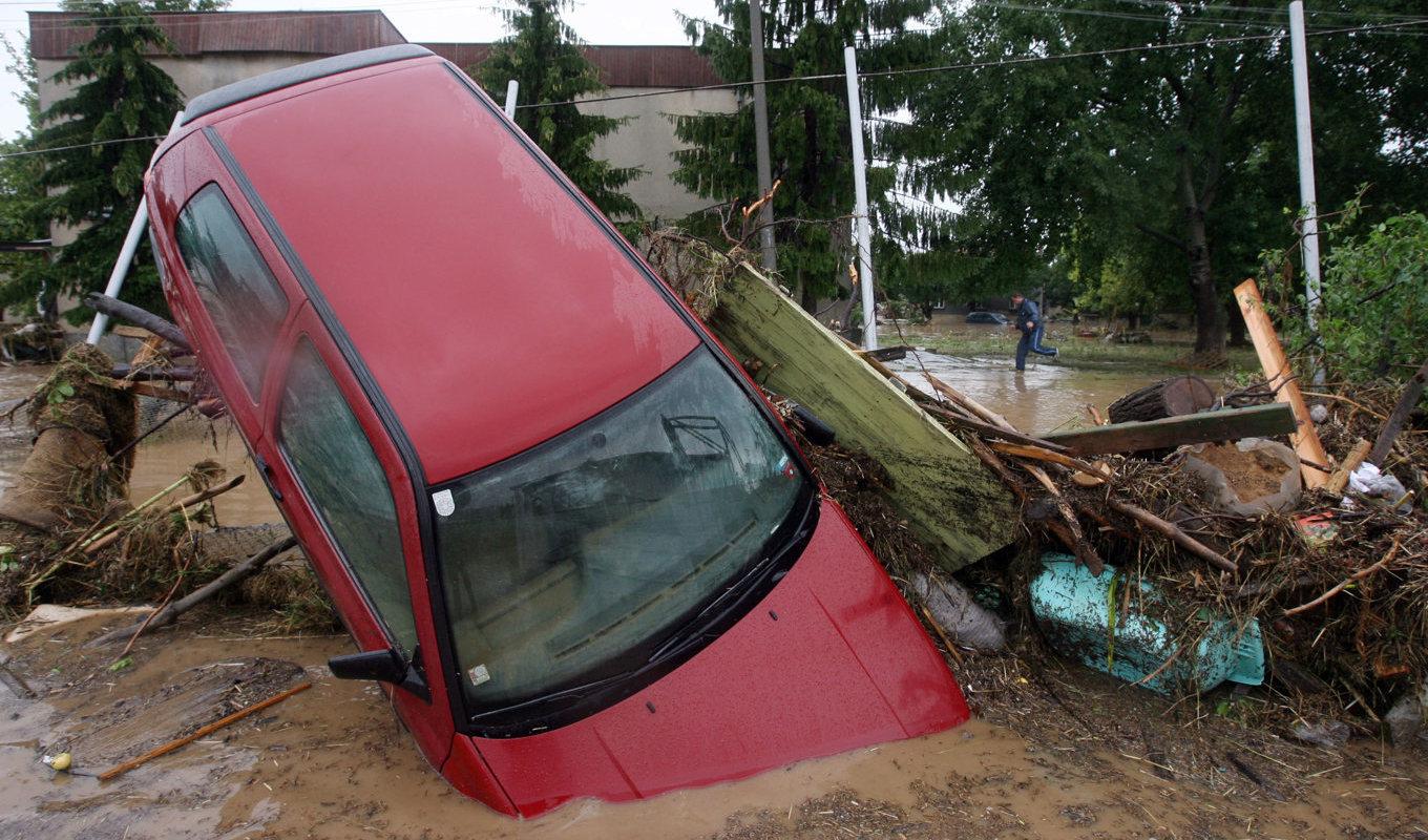 En bil som dragits med av en översvämning i Tzar Kalojan, 25 mil öster om Bulgariens huvudstad Sofia. Arkivbild. Foto: Petar Petrov/AP/TT