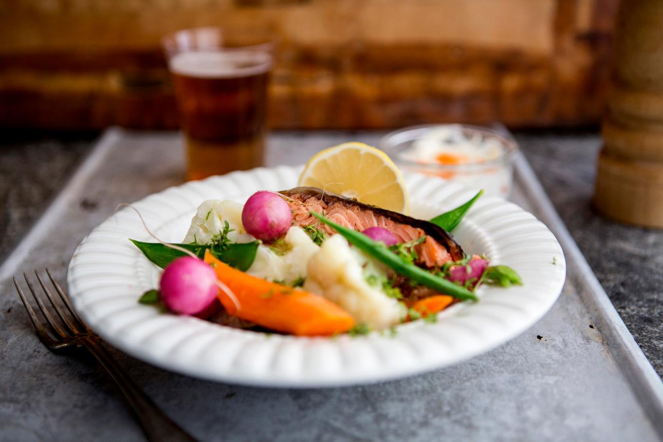 Att äta mycket fisk och skaldjur kopplas till högre halter av PFAS i blodet hos unga, men det finns inte anledning att dra ner på konsumtionen, enligt en expert. Arkivbild. Foto: Christine Olsson/TT