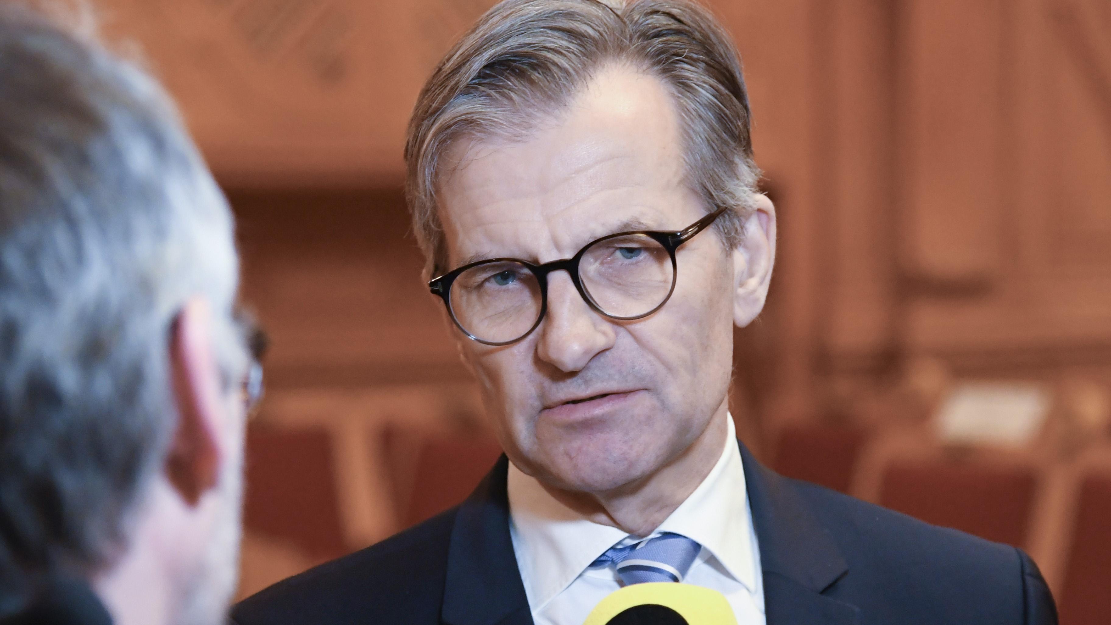 Riksbankschefen Erik Thedèen intervjuas efter att ha frågats ut i ett öppet sammanträde i Finansutskottet på tisdagen. Foto: Henrik Gustafsson Nicander/TT