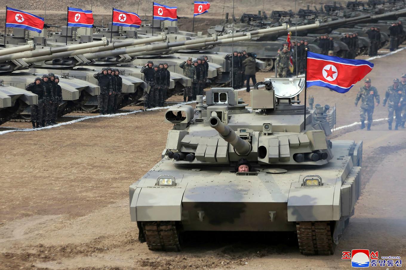Kim Jong-Un sticker upp huvudet ur en stridsvagn på en bild publicerad av Nordkoreas ledning. Foto: KCNA/AP/TT