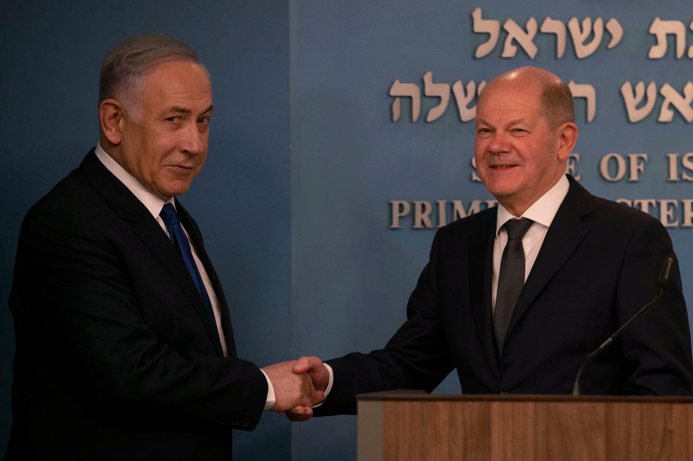 Israels premiärminister Benjamin Netanyahu skakar hand med Tysklands förbundskansler Olaf Scholz efter en gemensam pressträff i Jerusalem. Foto: Leo Correa/AP/TT