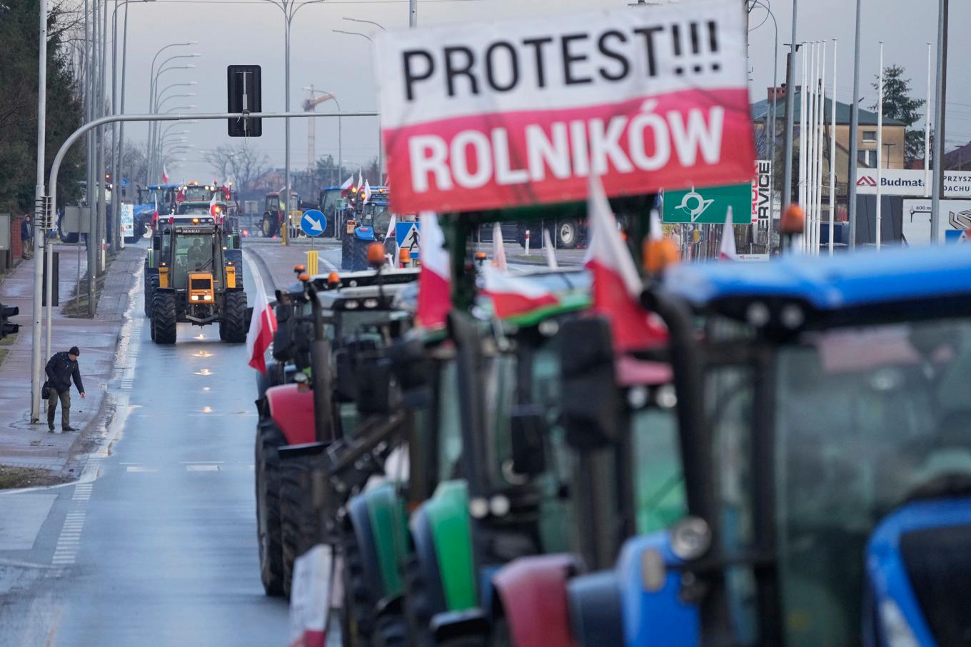 Bakom åtgärderna står framför allt Polen och Frankrike, där bönder protesterat mot EU:s handelslättnader för Ukraina. Bild från i februari. Foto: Czarek Sokolowski/AP/TT