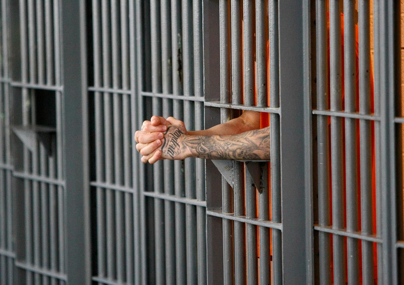 Fängelserna i Los Angeles county i USA är överfulla eftersom det inte finns bussar som kan köra fångar till domstolar och andra fängelser. Arkivbild. Foto: Matt York/AP/TT