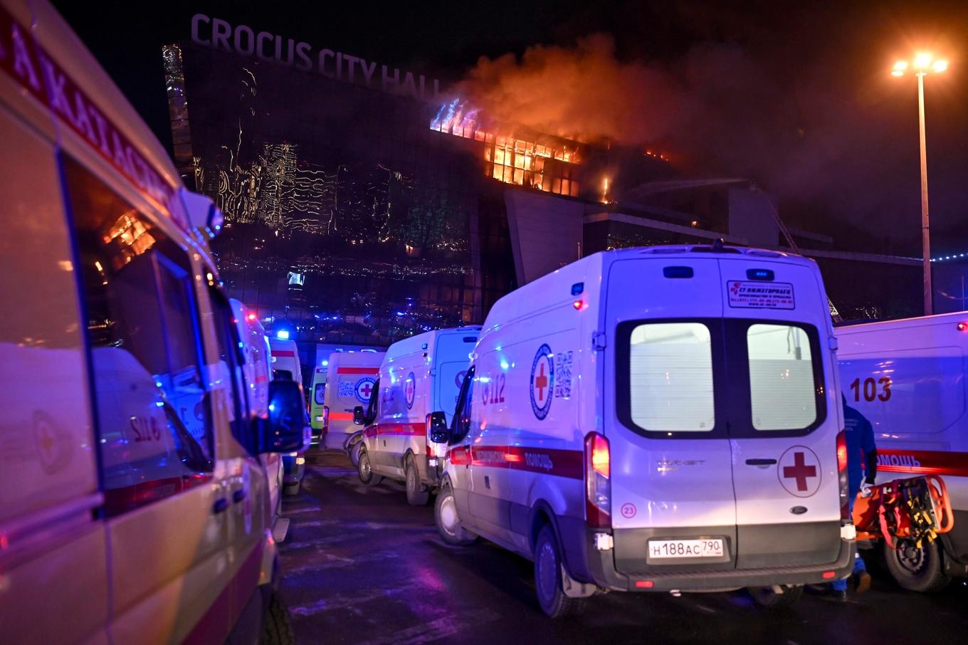 Ambulanser utanför konserthallen i Moskva där terrorister utförde ett attentat på fredagskvällen. Foto: Dmitry Serebryakov/AP/TT