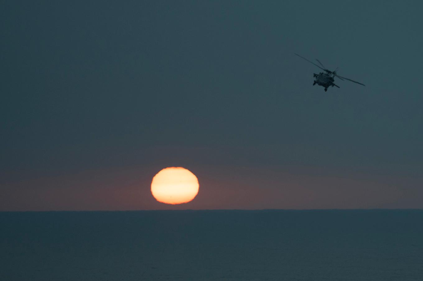 En amerikansk militärhelikopter hovrar över Röda havet. Arkivbild Foto: Bernat Armangue/AP/TT