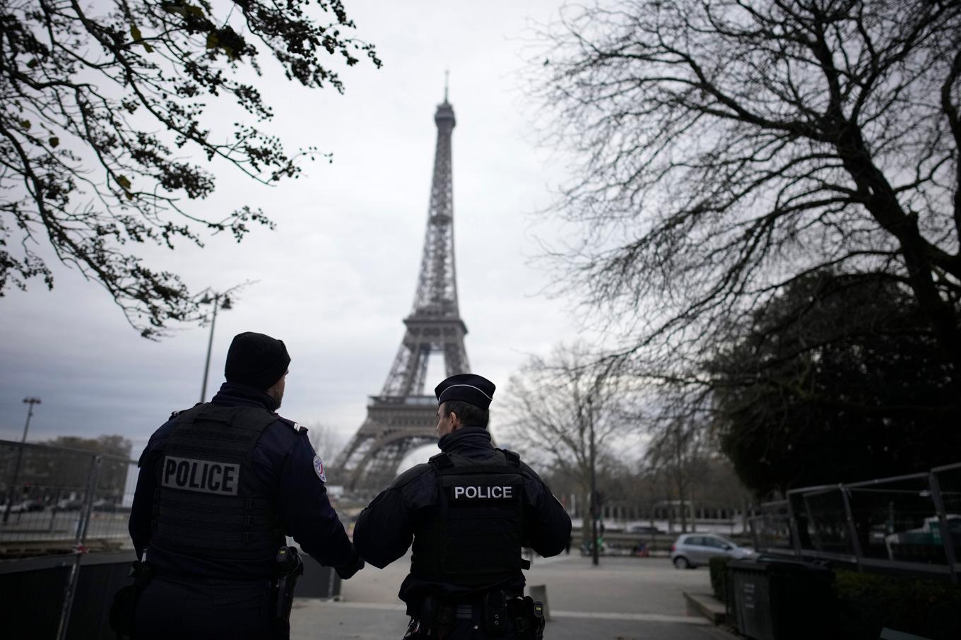Fransk polis vid Eiffeltornet. Arkivbild. Foto: Christophe Ena/AP/TT