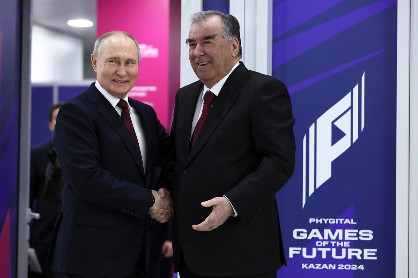 Rysslands president Vladimir Putin och den tadzjikiske presidenten Emomali Rahmon i februari i år. Arkivbild. Foto: Sergei Bobylev/Moscow News Agency via AP/TT
