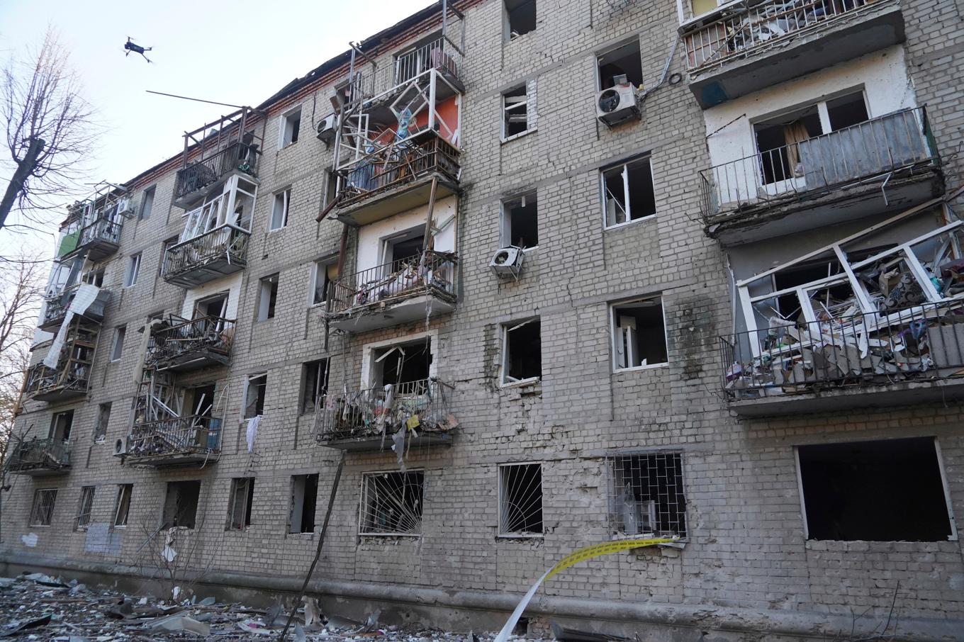 Ett skadat flerfamiljshus i Charkiv efter onsdagens ryska flyganfall. Foto: Andrii Marienko/AP/TT