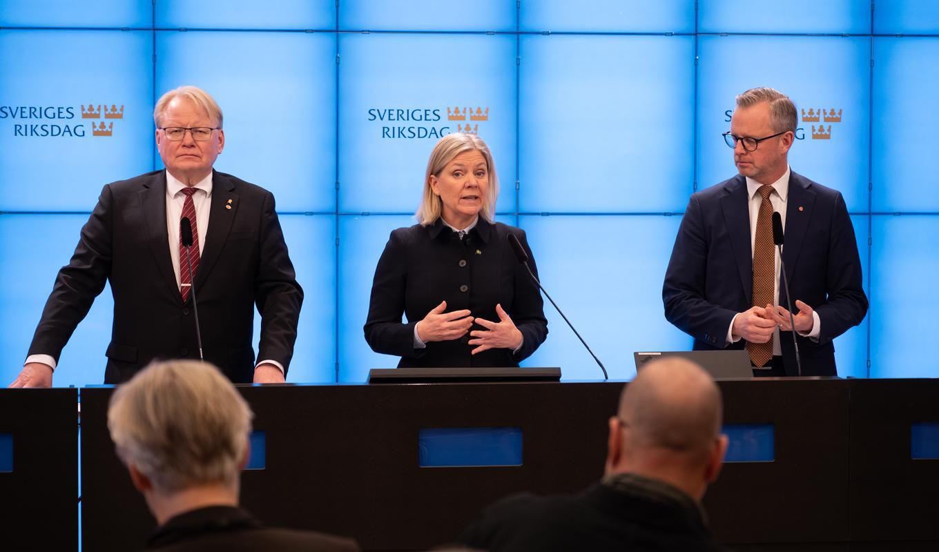 Peter Hultqvist(S), försvarpolitisk talesperson, Magdalena Andersson (S), partiledare och Mikael Damberg (S), finanspolitisk talesperson. Foto: Roger Sahlström.