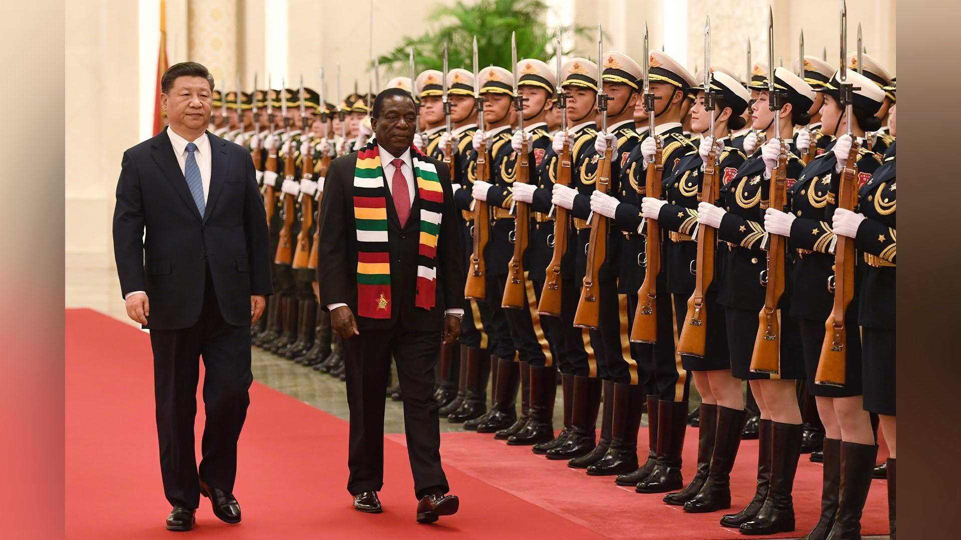 Kinas president Xi Jinping och Zimbabwes president Emmerson Mnangagwa i Peking 2018. Zimbabwes regim står det kinesiska kommunistpartiet nära. Foto: Greg Baker/AFP via Getty Images
