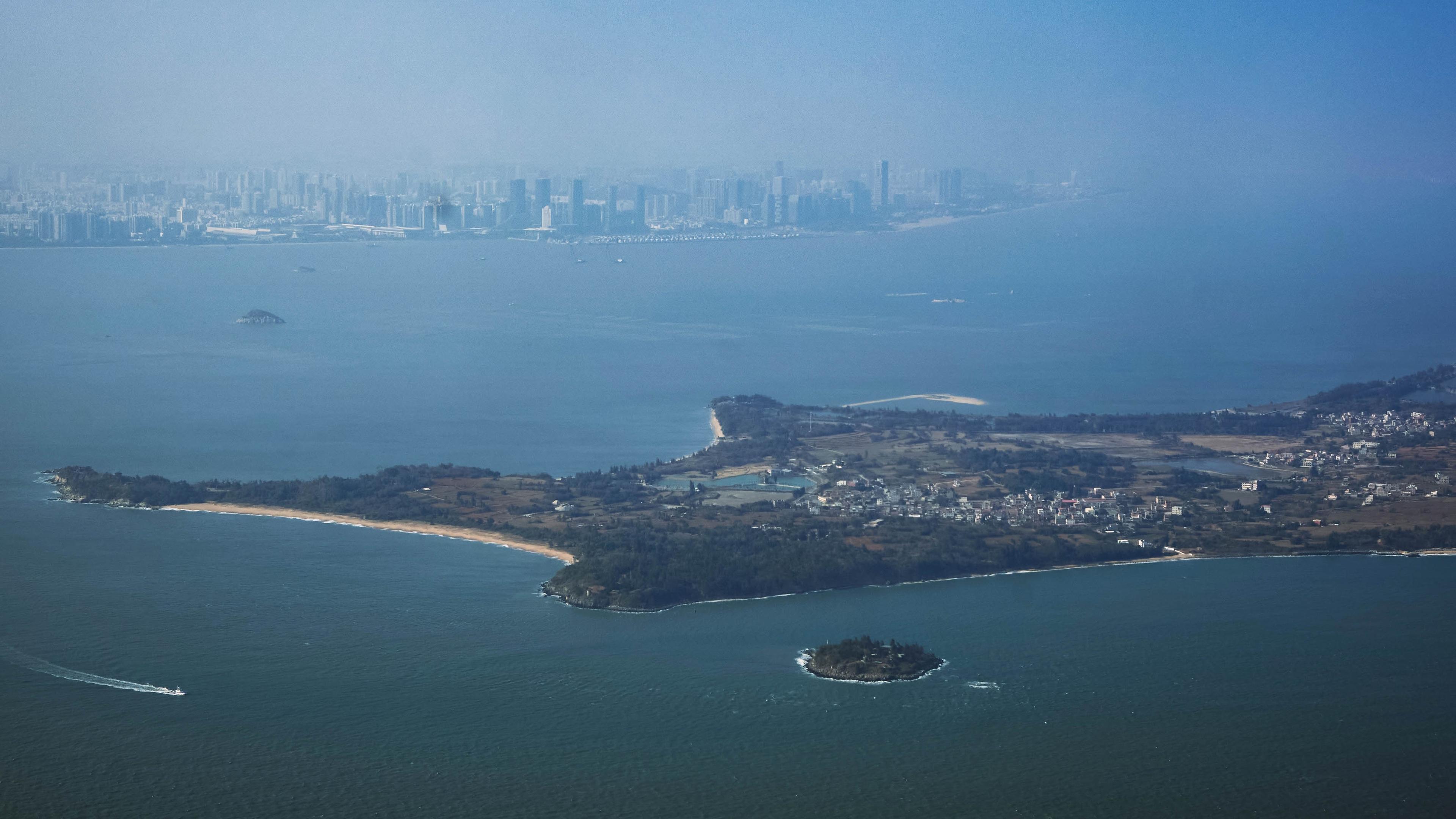 Vy över Sydkinesiska havet mellan staden Xiamen i Kina och öarna Kinmen i Taiwan. Amerikanska specialstyrkor övar här tillsammans med taiwaneser. Foto: An Rong Xu/Getty Images