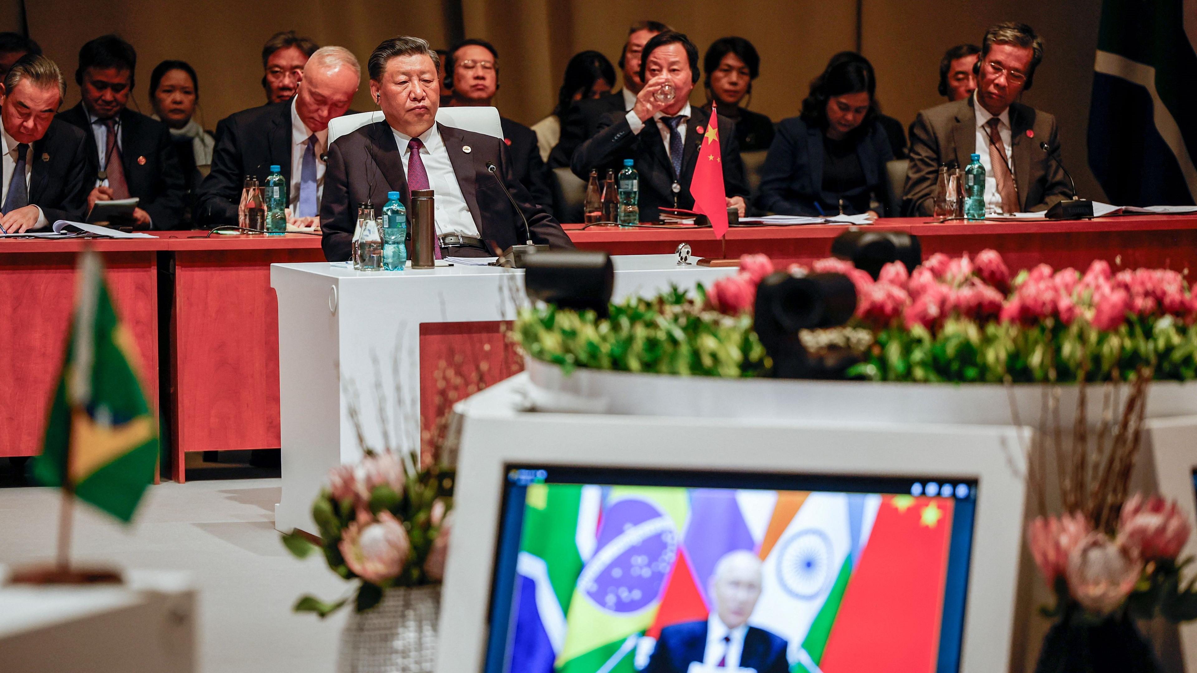 Kinas president Xi Jinping och Rysslands president Vladimir Putin talade under Brics-toppmötet i Sydafrika den 23 augusti 2023. Foto: Gianluigi Guercia/POOL/AFP via Getty Images