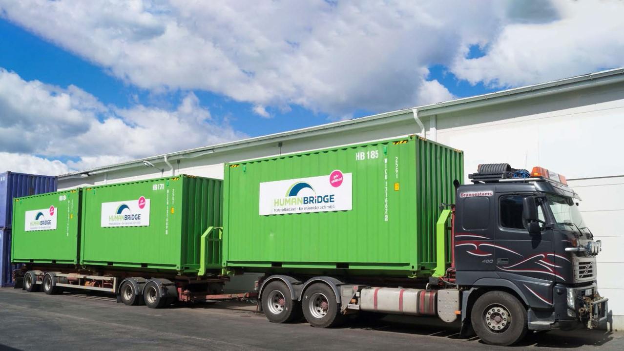 En lastbil fylld med svenska insamlade textilier skickades tillbaka av tullen i Ystad som klassade det som hushållsavfall. Foto: Human Bridge