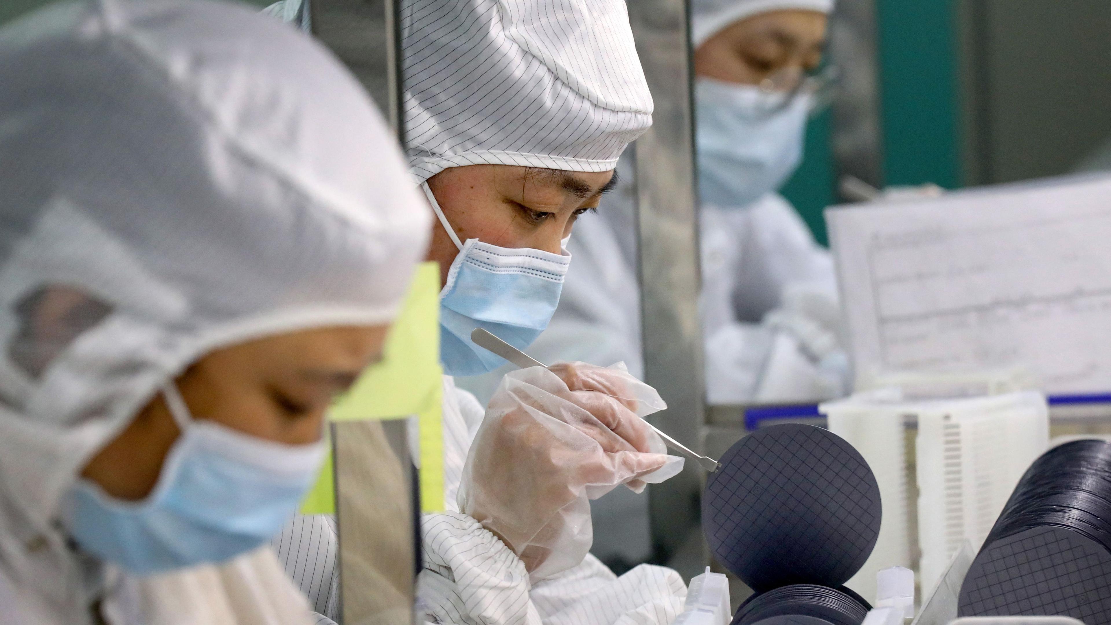 Chiptillverkning i Kina. Experter menar att västvärldens hårdare inställning till Kina när det gäller teknik är ett bakslag för regimen. Foto: STR/AFP via Getty Images