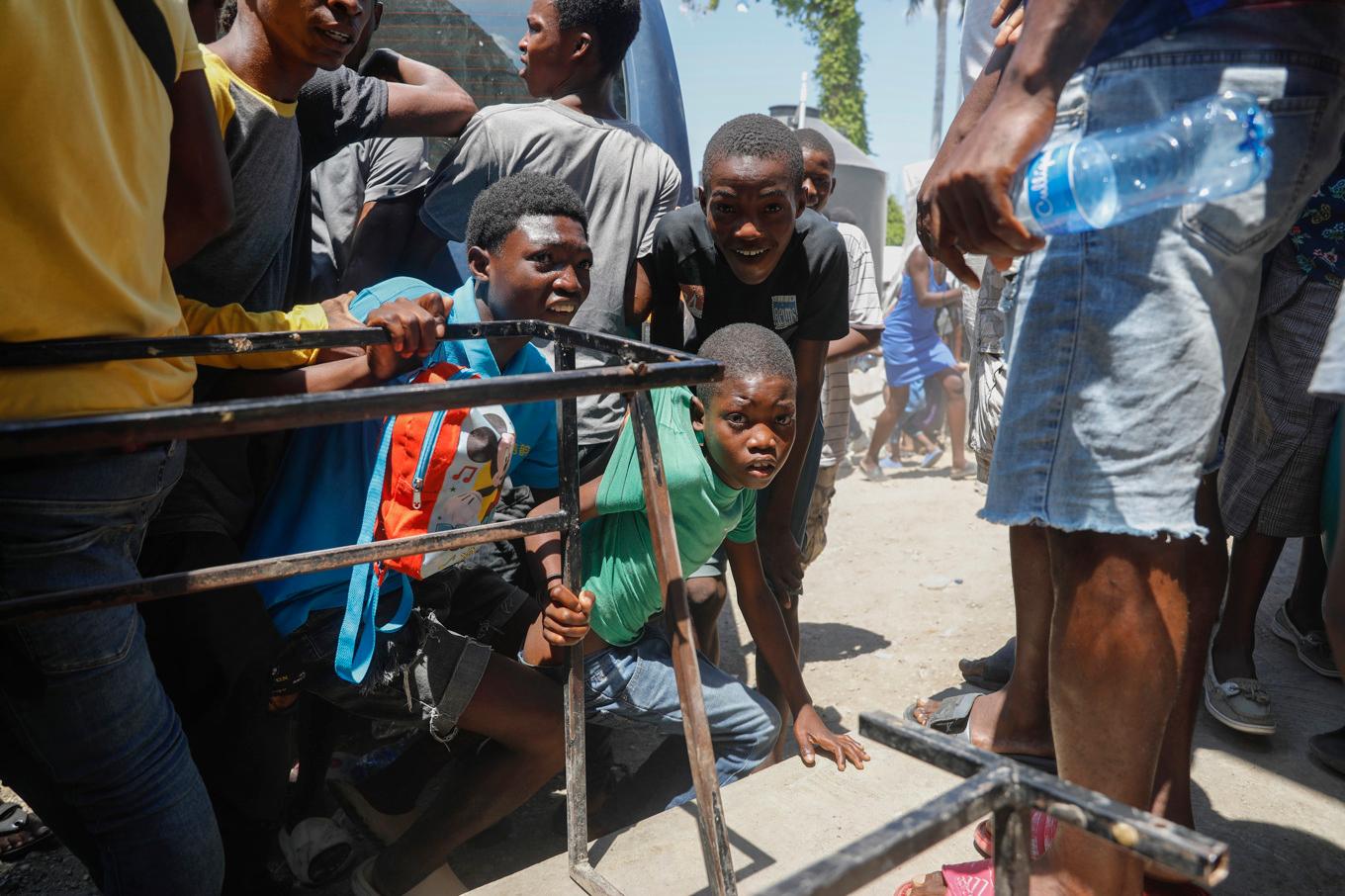 Elever söker skydd när det hörs skottlossning i Port-au-Prince. Bilden är från ett tidigare tillfälle, den 22 mars. Foto: Odelyn Joseph/AP/TT
