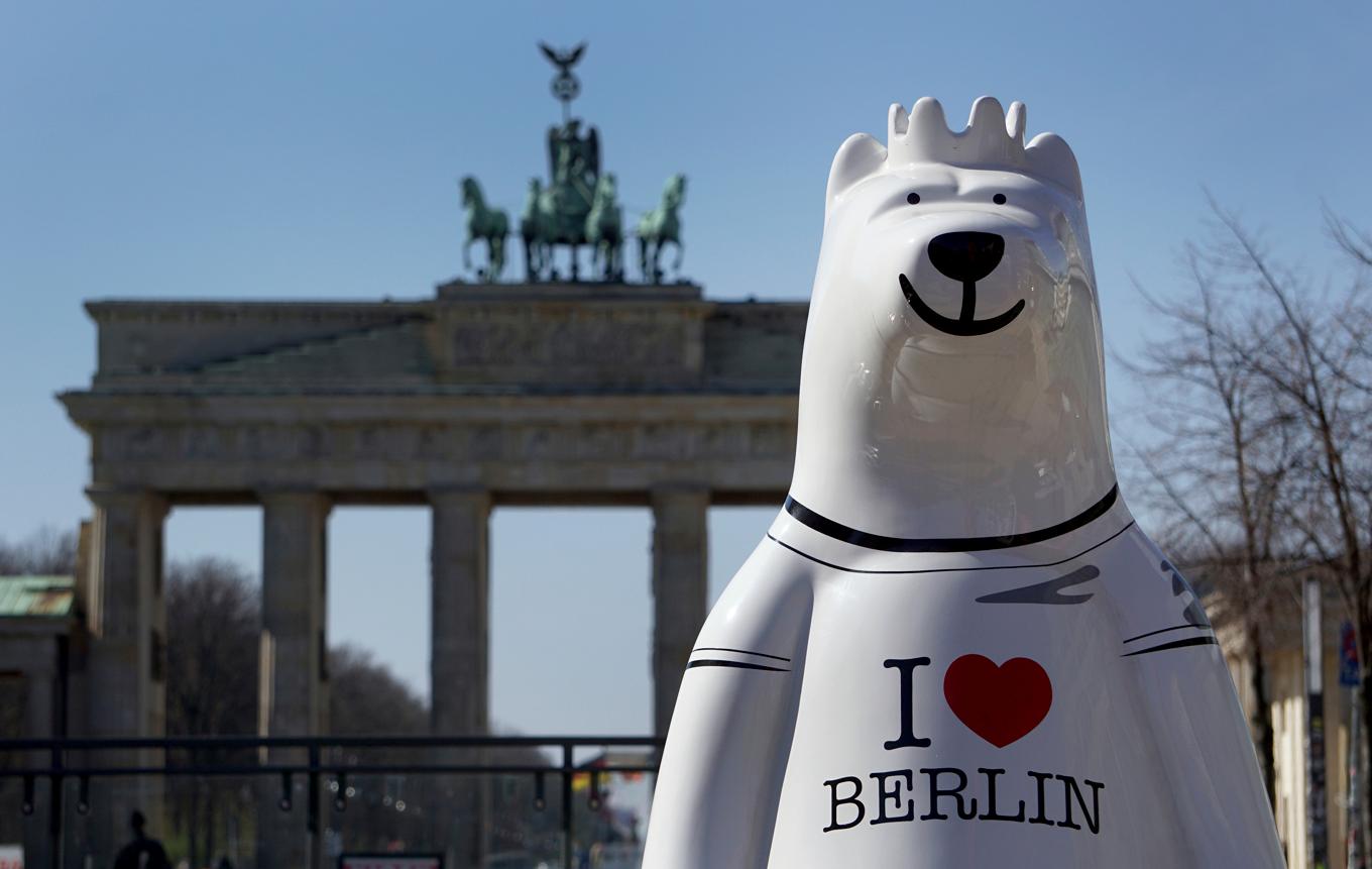 Brandenburger Tor i bakgrunden av en björnstaty. Arkivbild. Foto: Michael Sohn/AP/TT