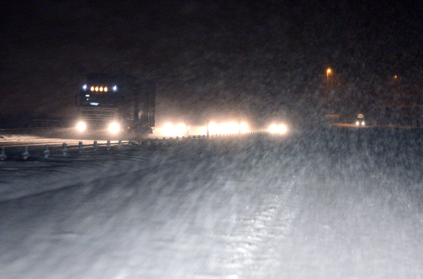 Det hårda vädret har orsakat snö- och halkkaos bland annat längs Vättern. Trafikanter kan bli fast i köerna på E4 hela natten, varnar räddningstjänsten i Jönköpings kommun. Arkivbild. Foto: Johan Nilsson / TT