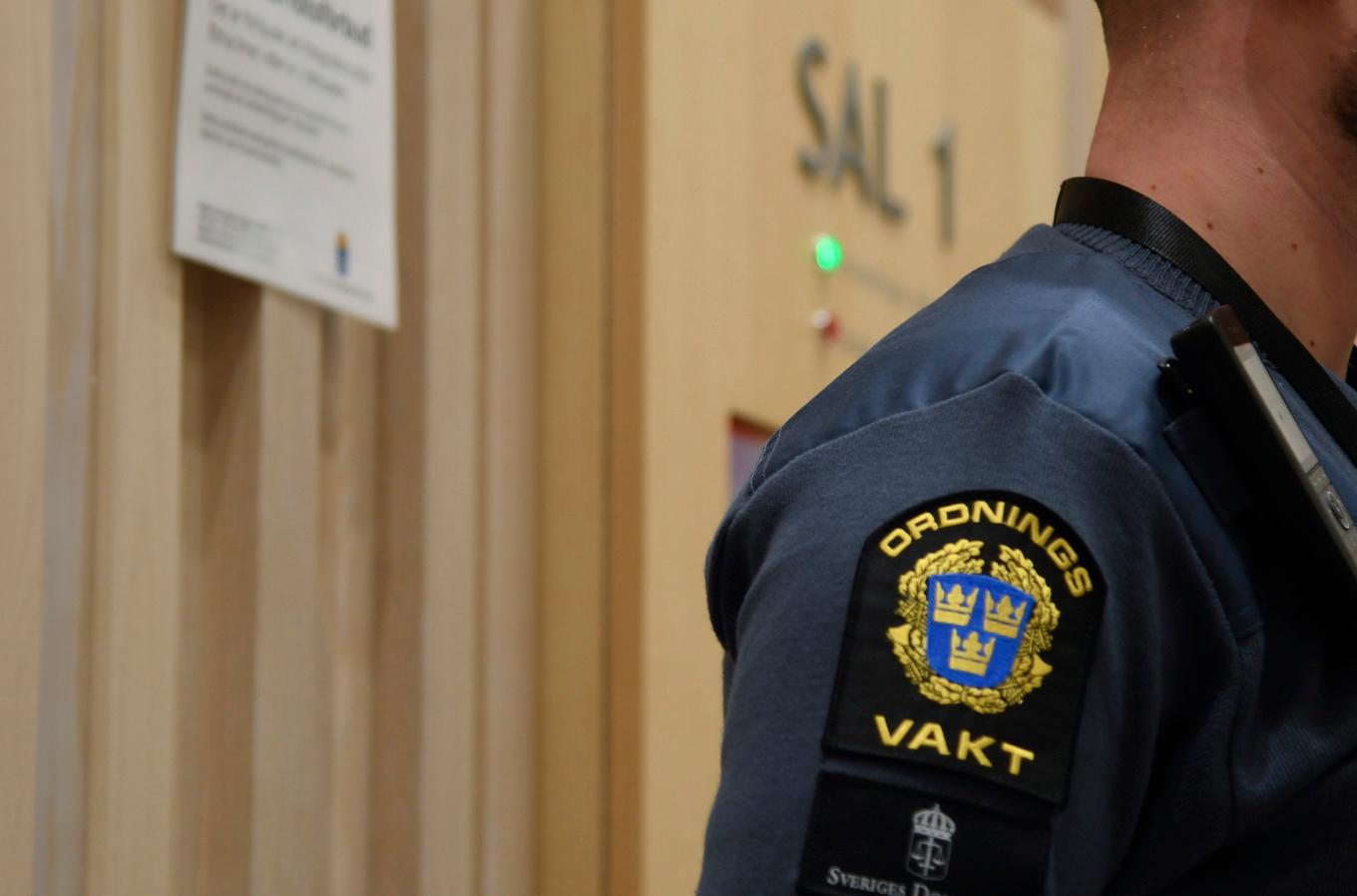 Häktningsförhandling vid Nacka tingsrätt om misstänkt mord på den 37-årige man som hittades i en väska utomhus i Värmdö kommun. Foto: Henrik Gustafsson Nicander/TT