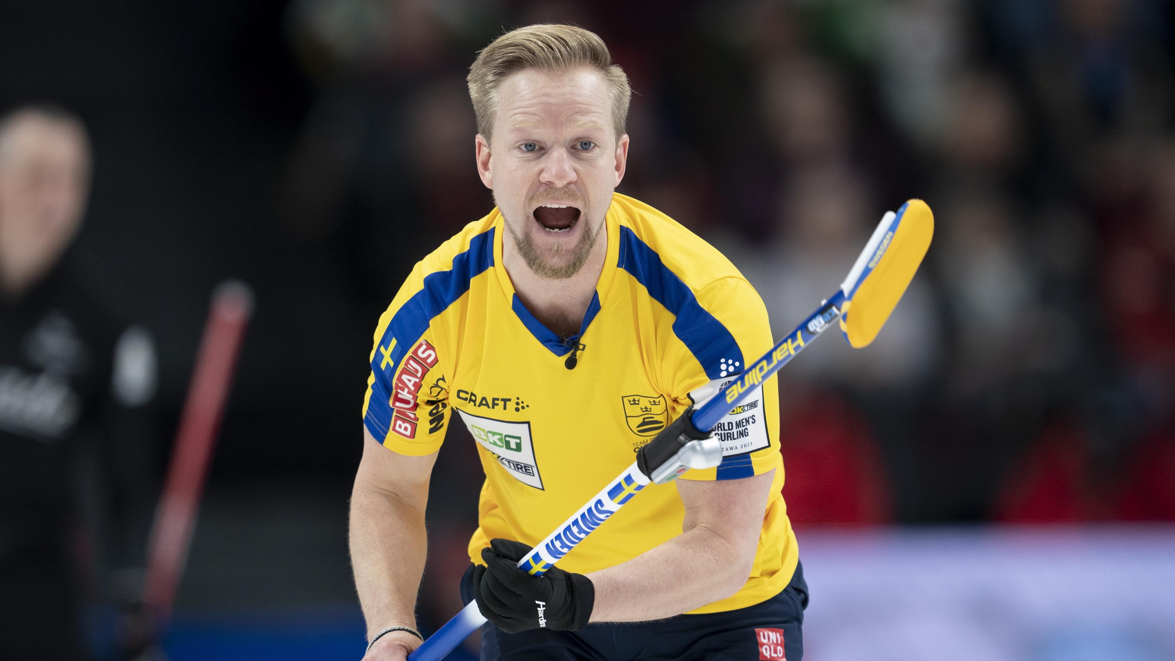 Niklas Edin och det svenska laget är klart för semifinal i curling-VM i Schweiz. Arkivbild. Foto: Adrian Wyld/AP/TT