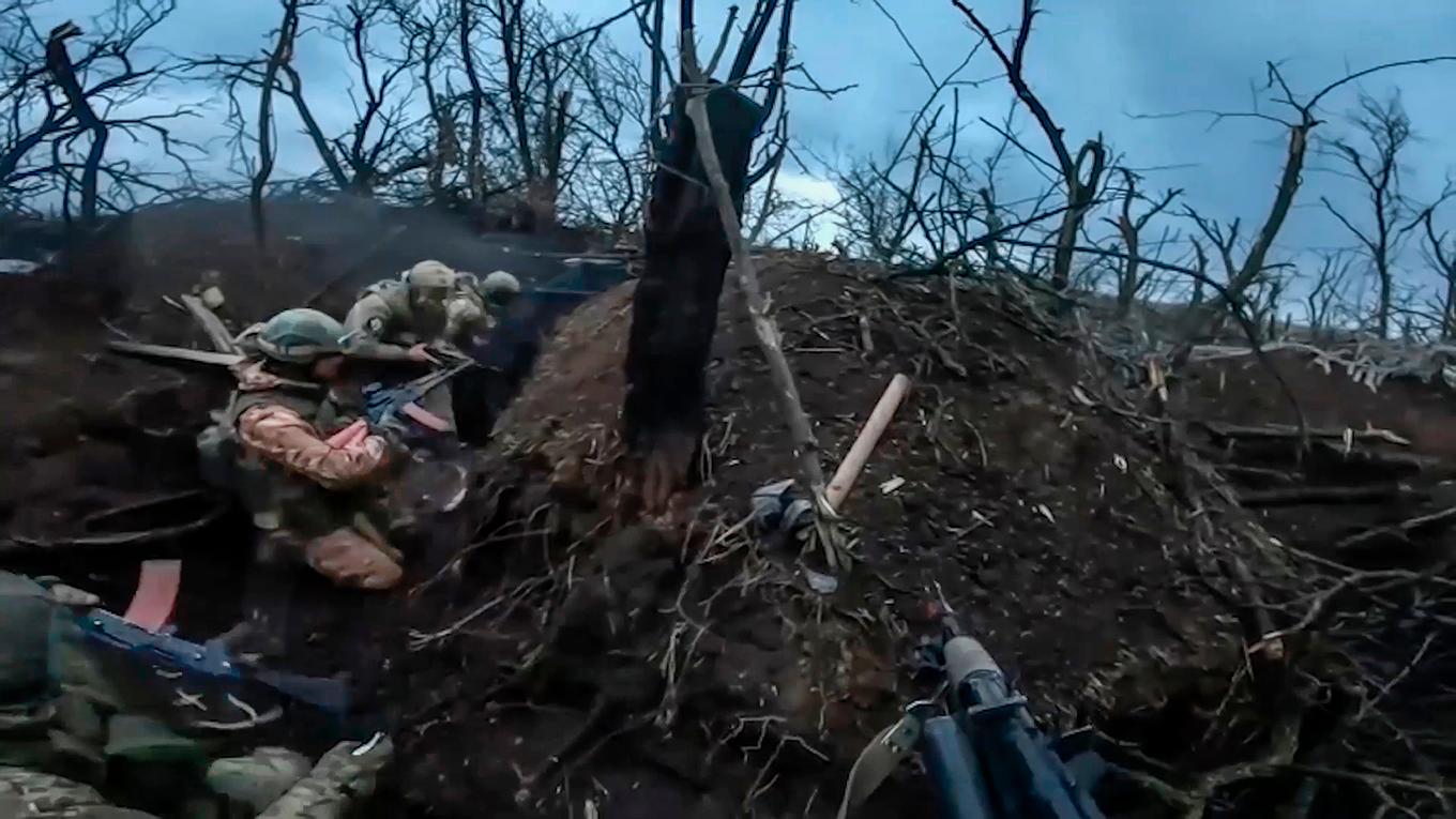 Ryska soldater på en icke namngiven plats i Ukraina. Bild från ett videoklipp som det ryska försvarsdepartementets presstjänst publicerade i torsdags. Foto: Ryska försvarsdepartementets presstjänst via AP/TT