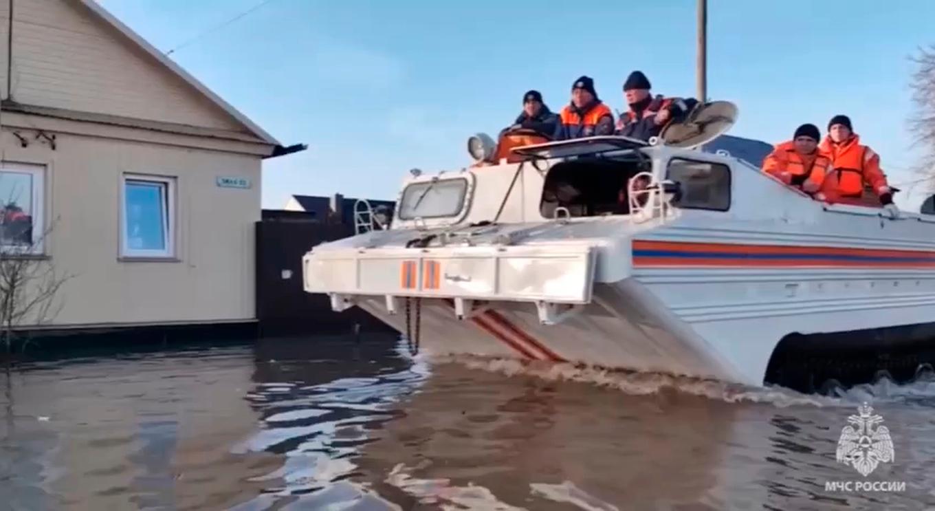 Räddningsarbetare i färd med att evakuera boende i den ryska staden Omsk, där en damm brustit. Bilden är tagen från en video som ryska katastrofmyndigheter publicerade på lördagen. Foto: Ryska katastrofmyndigheter/AP/TT