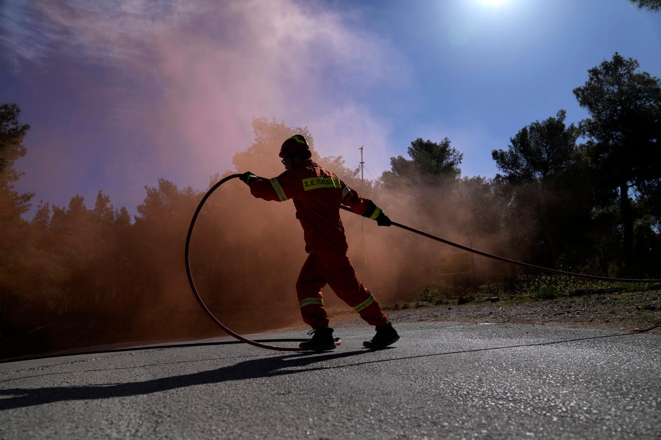 En brandmän deltar i en brandövning i nordöstra Aten. Myndigheterna har ökat antalet övningar inför den kommande brandsäsongen. Foto: Thanassis Stavrakis/AP/TT
