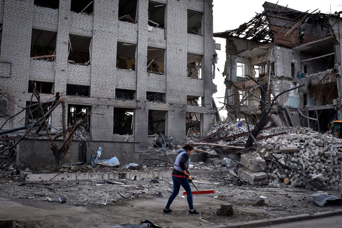 En skadad byggnad i Zaporizjzja-regionen efter en rysk attack på fredagen. Foto: Andriy Andriyenko/AP/TT