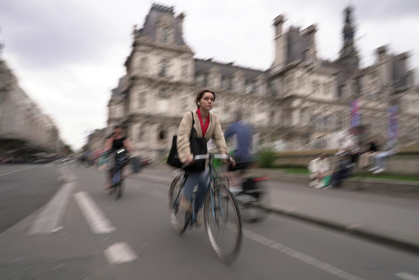 Cykeln är mer populärt fortskaffningsmedel än bilen i Paris. Arkivbild. Foto: John Leicester/AP/TT