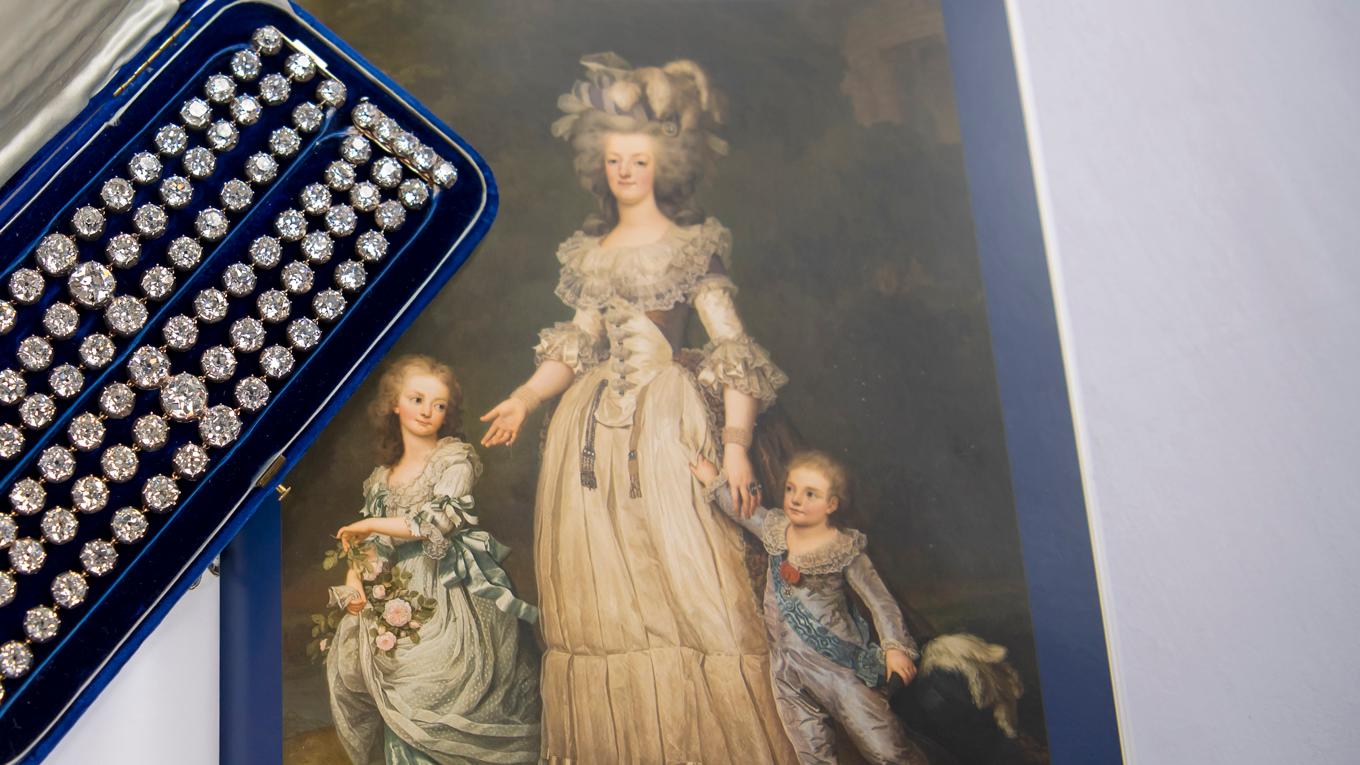 En målning av Marie-Antoinette och två av hennes barn invid diamantarmband som ägts av drottningen. Arkivbild. Foto: Martial Trezzini/AP/TT