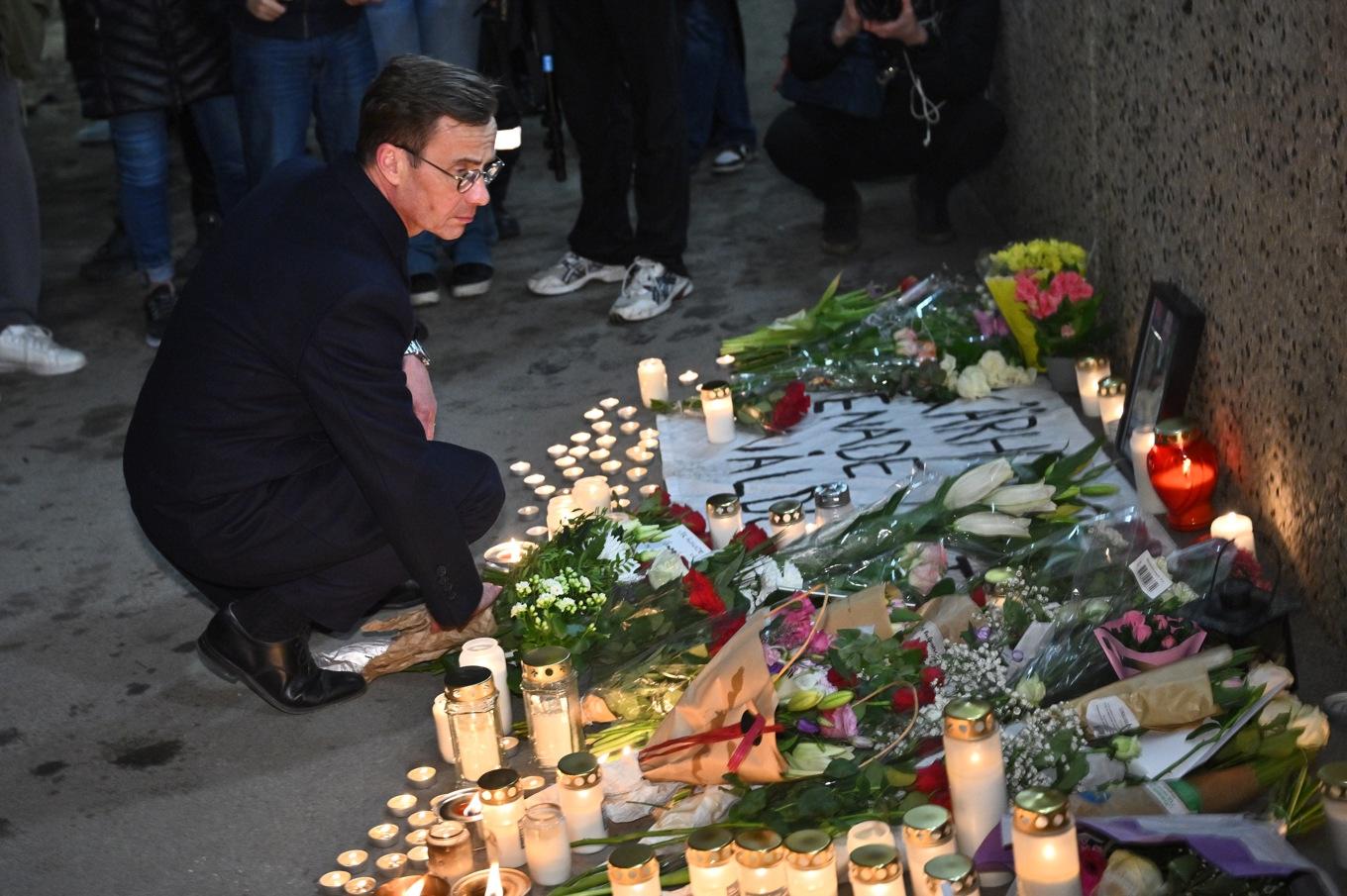 Statsminister Ulf Kristersson (M) vid minnesplatsen nära Skärholmens centrum där en man i 40-årsåldern sköts ihjäl i en gångtunnel. Foto: Claudio Bresciani/TT