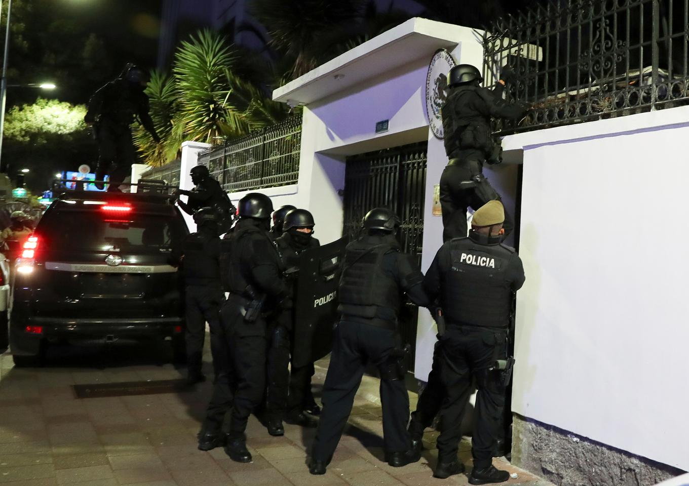 Ecuadoriansk polis på plats vid Mexikos ambassad i Quito i samband med räden. Foto: David Bustillos/AP/TT