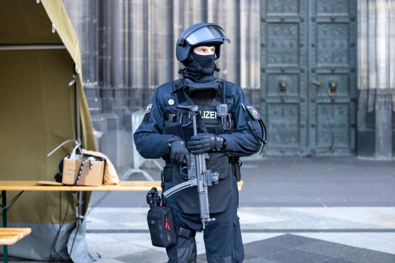 Tungt beväpnad polis vid Kölnerdomen på nyårsafton, i ljuset av ett terrorhot mot katedralen. Foto: Thomas Banneyer/AP/TT