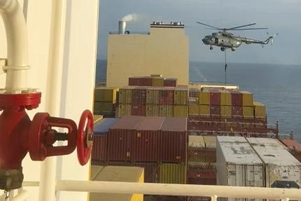Den här bilden är tagen från ett filmklipp som visar hur ett fraktfartyg nära Hormuzsundet blir bordat av väpnade personer. Foto: AP/TT