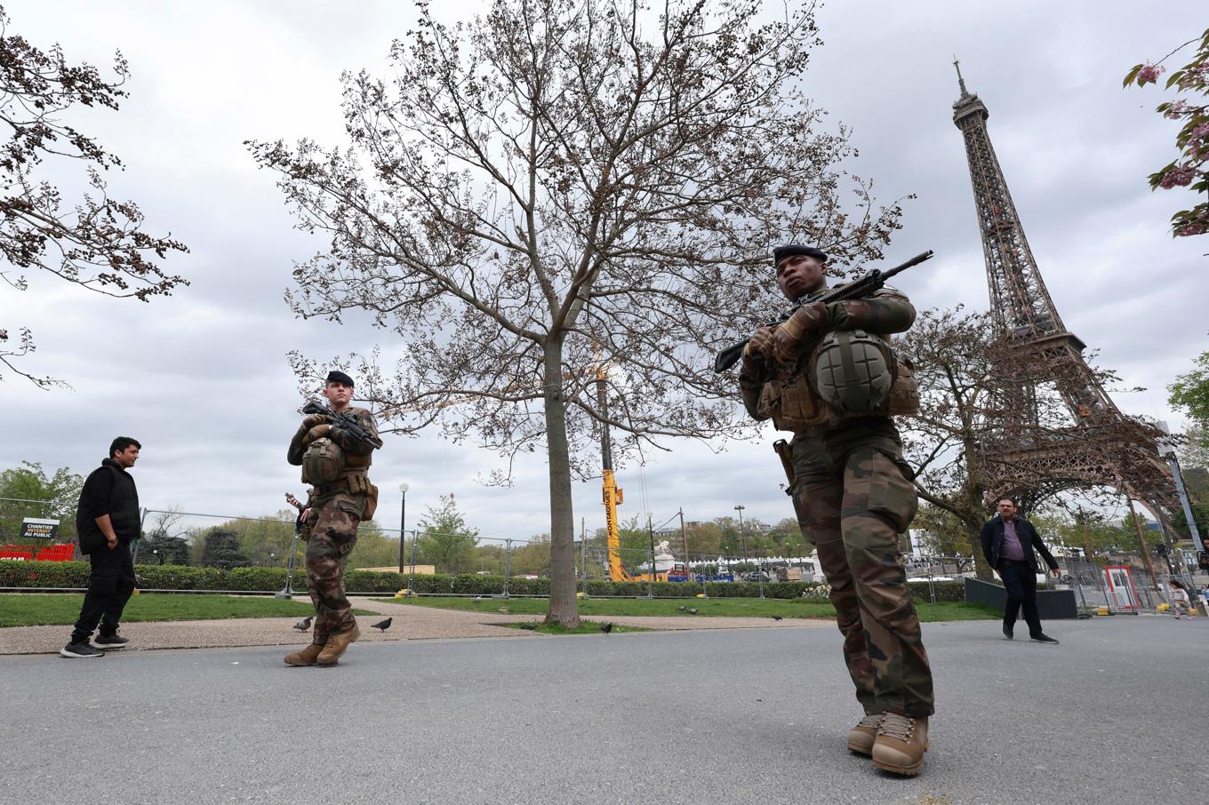 Soldater patrullerar vid Trocadero-torget. Bild från i torsdags. Foto: Aurelien Morissard/AP/TT