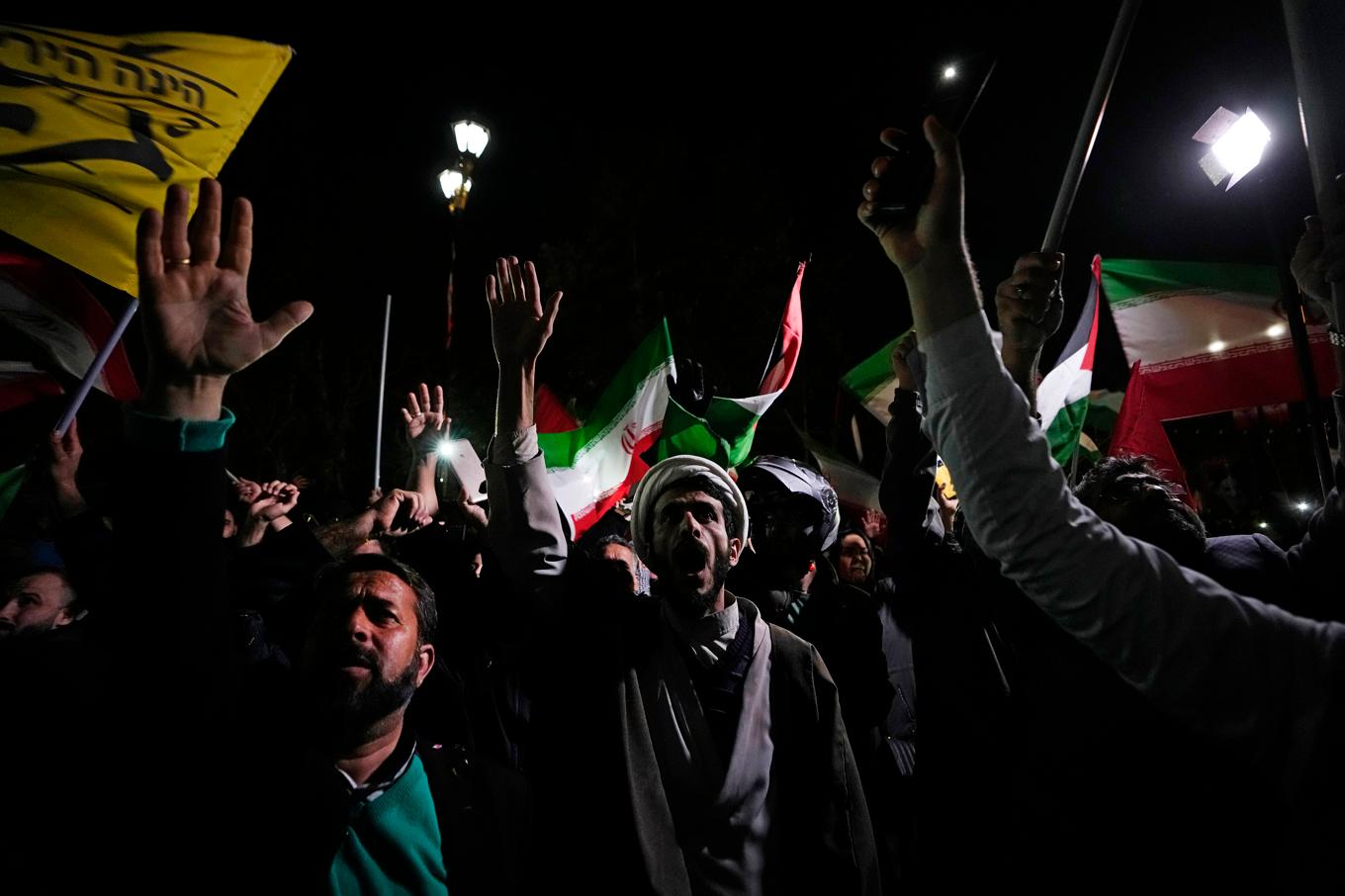 Demonstranter utanför Storbritanniens ambassad i iranska huvudstaden Teheran natten till söndag. Foto: Vahid Salemi/AP/TT