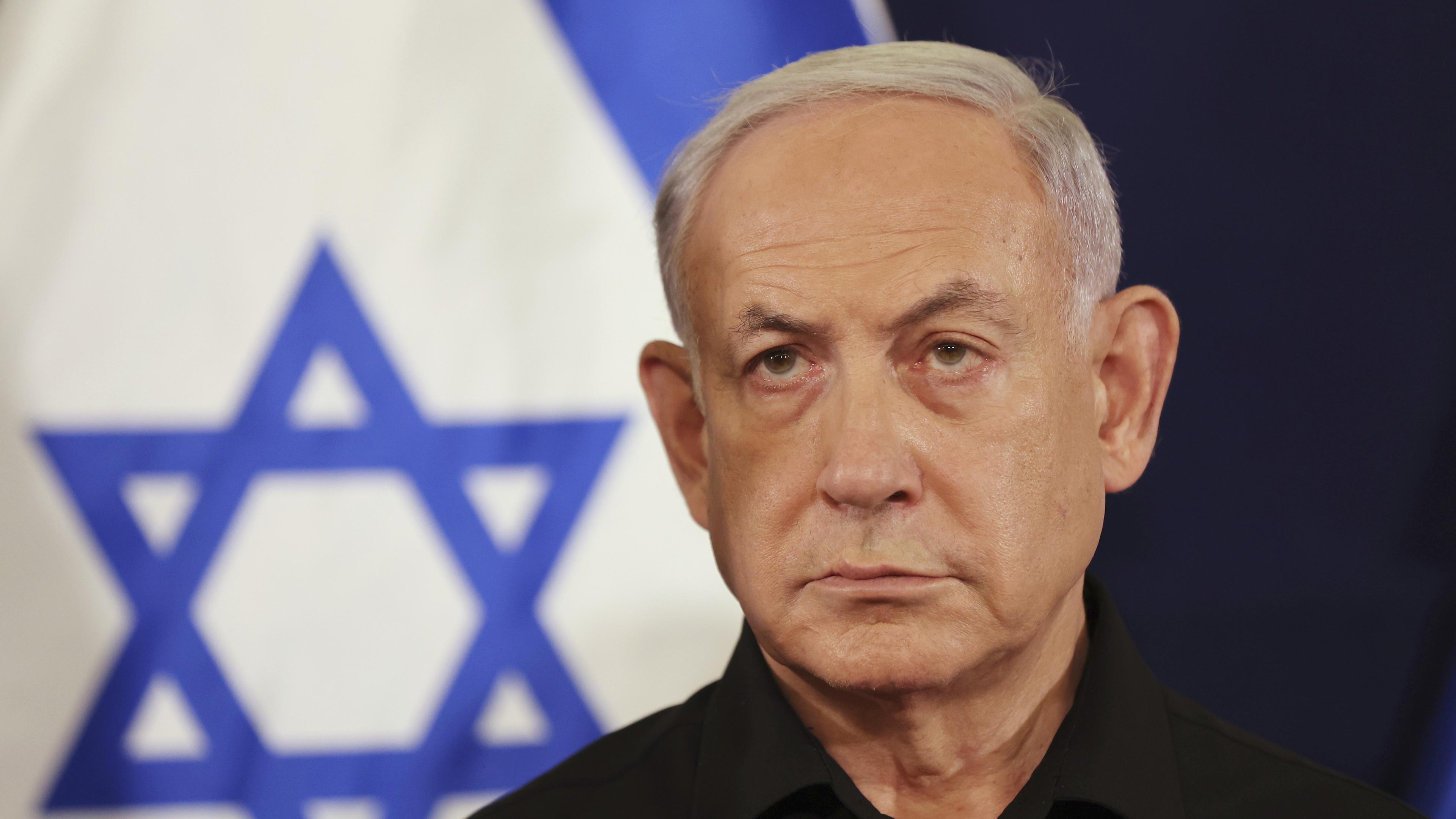 Israels premiärminister Benjamin Netanyahu under en pressträff med krigskabinettet vid en militärbas i Tel Aviv i oktober. Foto: Abir Sultan/AP/TT