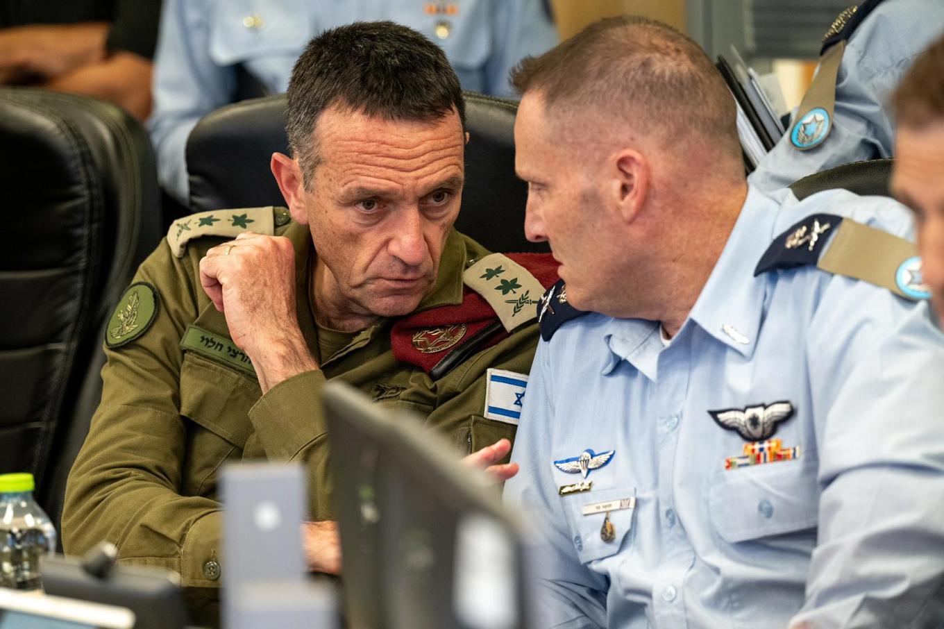 Israels militärchef Herzi Halevi, till vänster. Bild från i söndags. Foto: Israel Defense Forces handout / TT