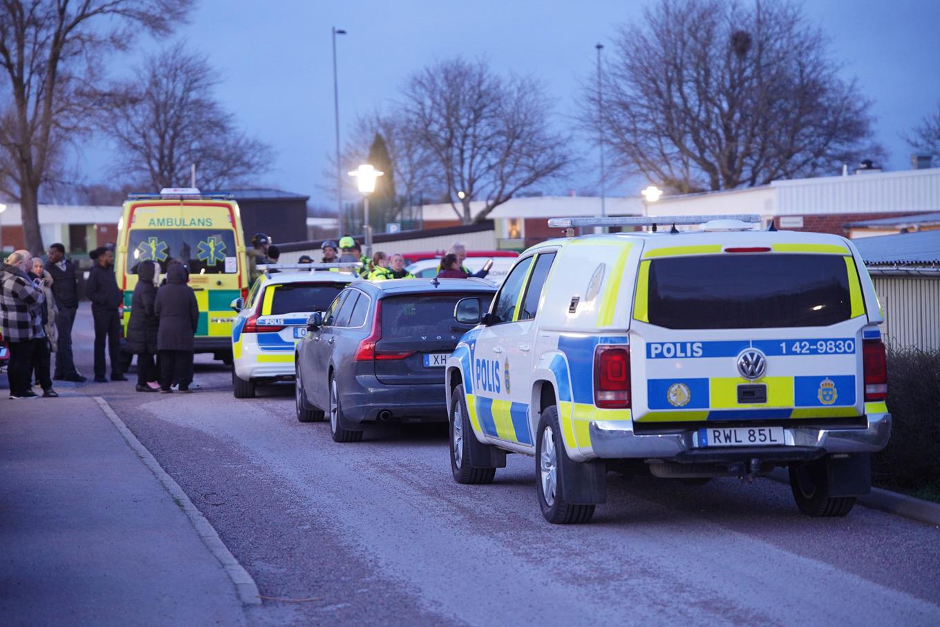 Polis, ambulans och avspärrningar efter att en pojke i övre tonåren hittades skottskadad i stadsdelen Navestad i Norrköping på söndagskvällen. Foto: Niklas Luks/TT