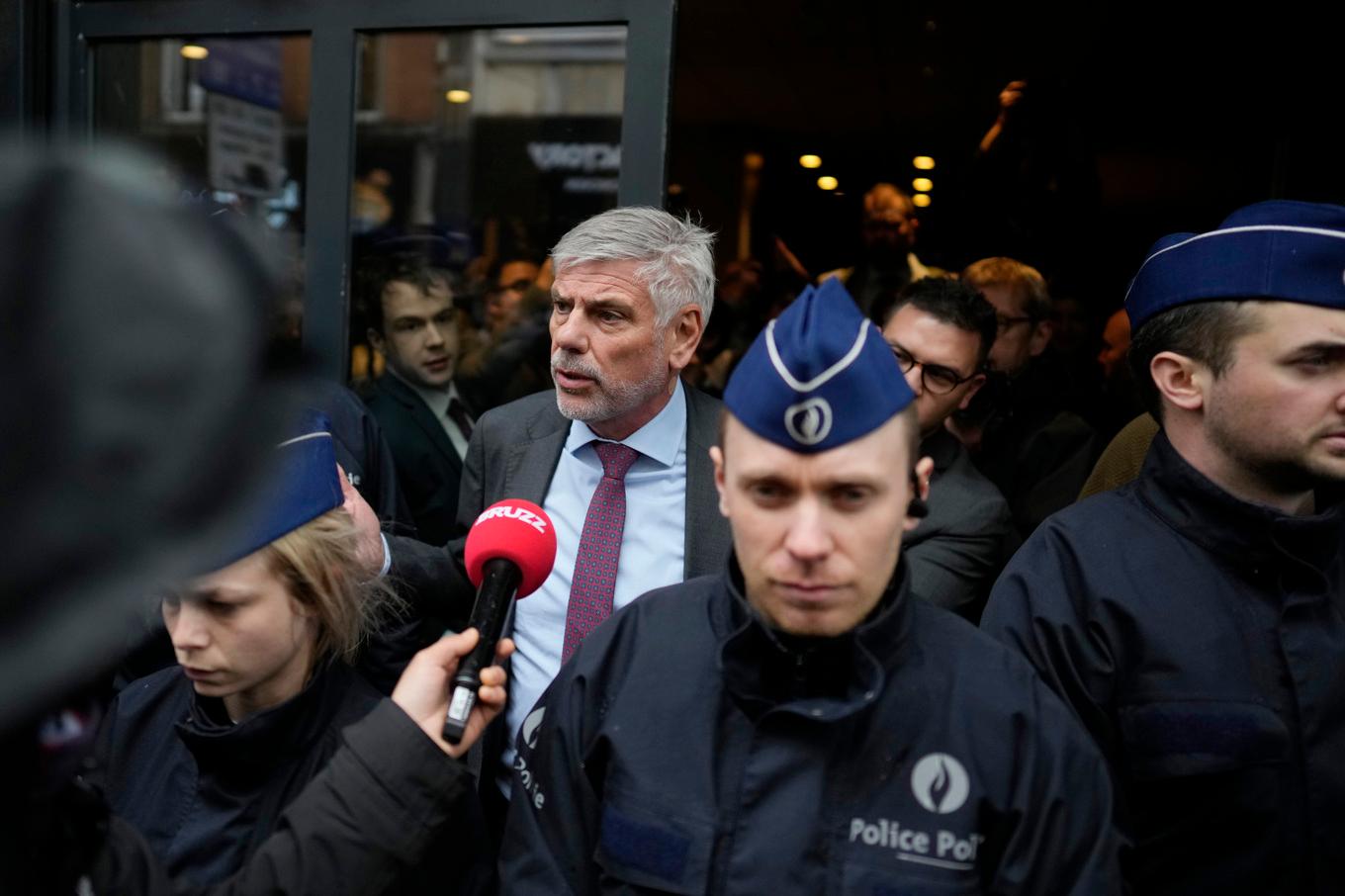 Belgiske högerextrema politikern Filip Dewinter talar med journalister efter att polisen stängt mötet. Foto: Virginia Mayo/AP/TT