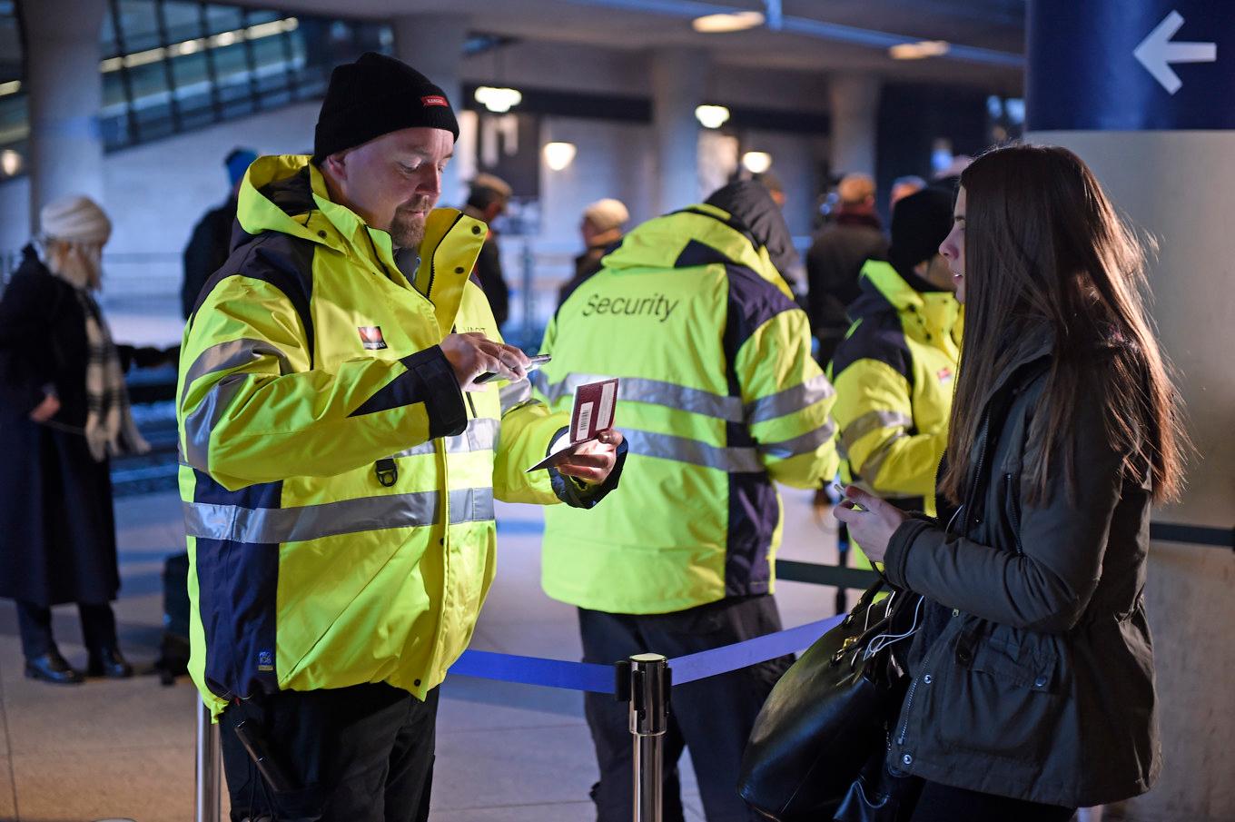 Id-kontroll vid tågstationen på Kastrups flygplats i början av 2016 – då hade 150 vakter satts i arbete för att utföra kontroller på de som klev på tåget mot Sverige och Malmö. Arkivbild Foto: Björn Lindgren/TT