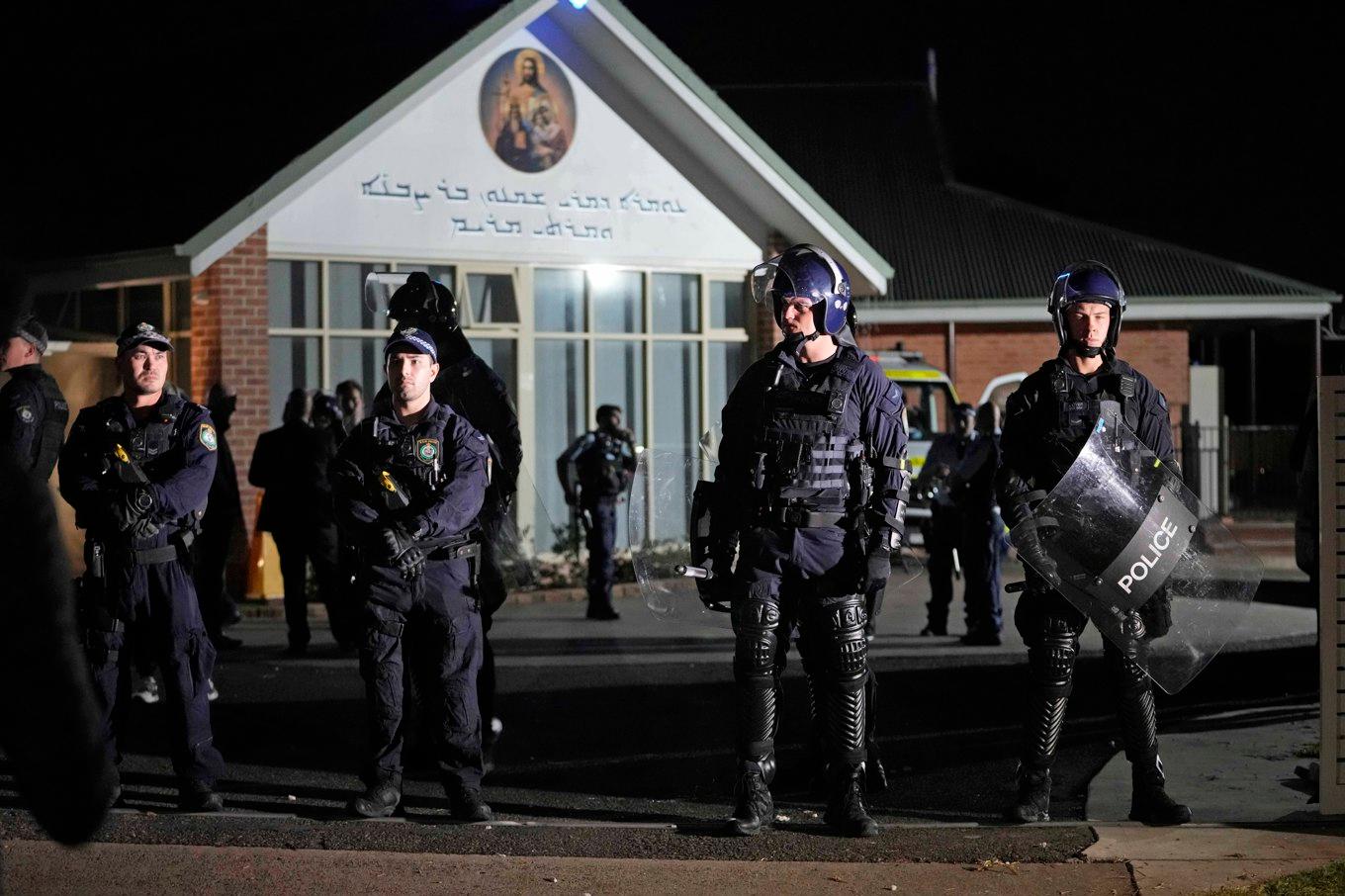 Polis på plats utanför kyrkan där dådet ägde rum. Arkivbild. Foto: Mark Baker/AP/TT